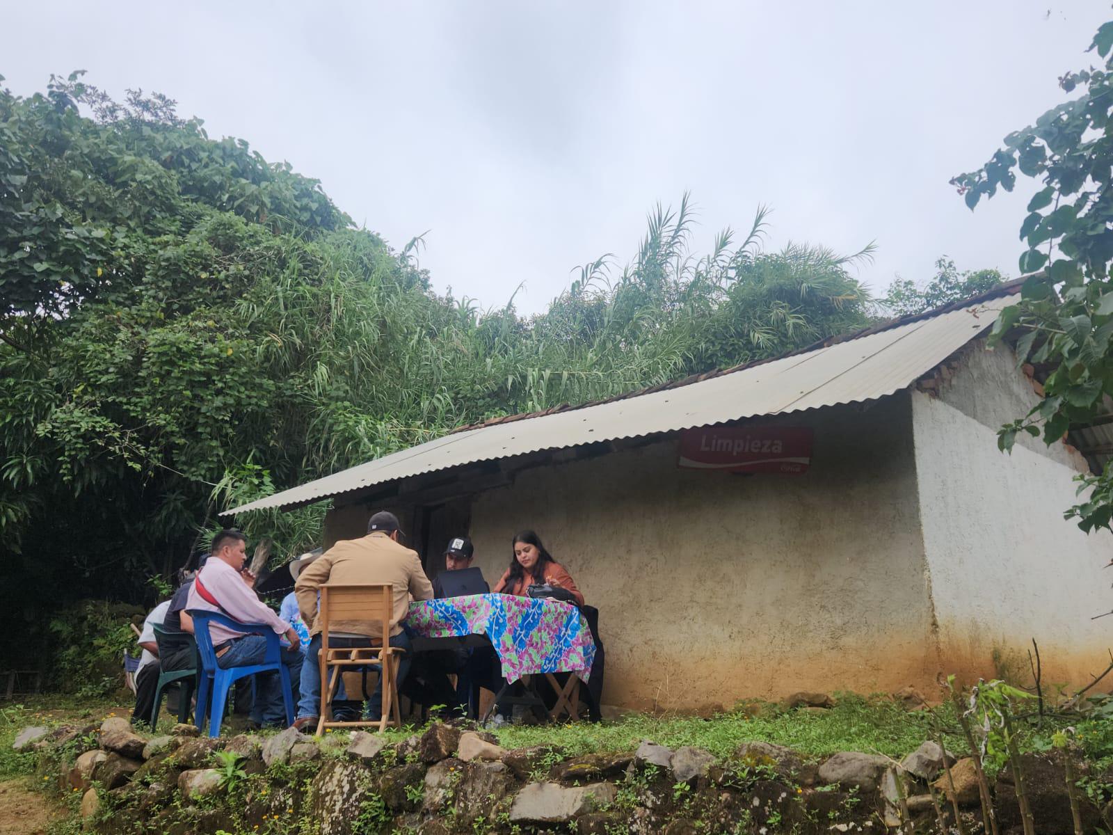 $!Higinio Trinidad, sentado en la silla de color azul, durante la entrevista con los integrantes de la Unidad de Evaluación de Riesgos de la Secretaría de Gobernación que visitaron la Sierra de Manantlán a finales de octubre de 2023.