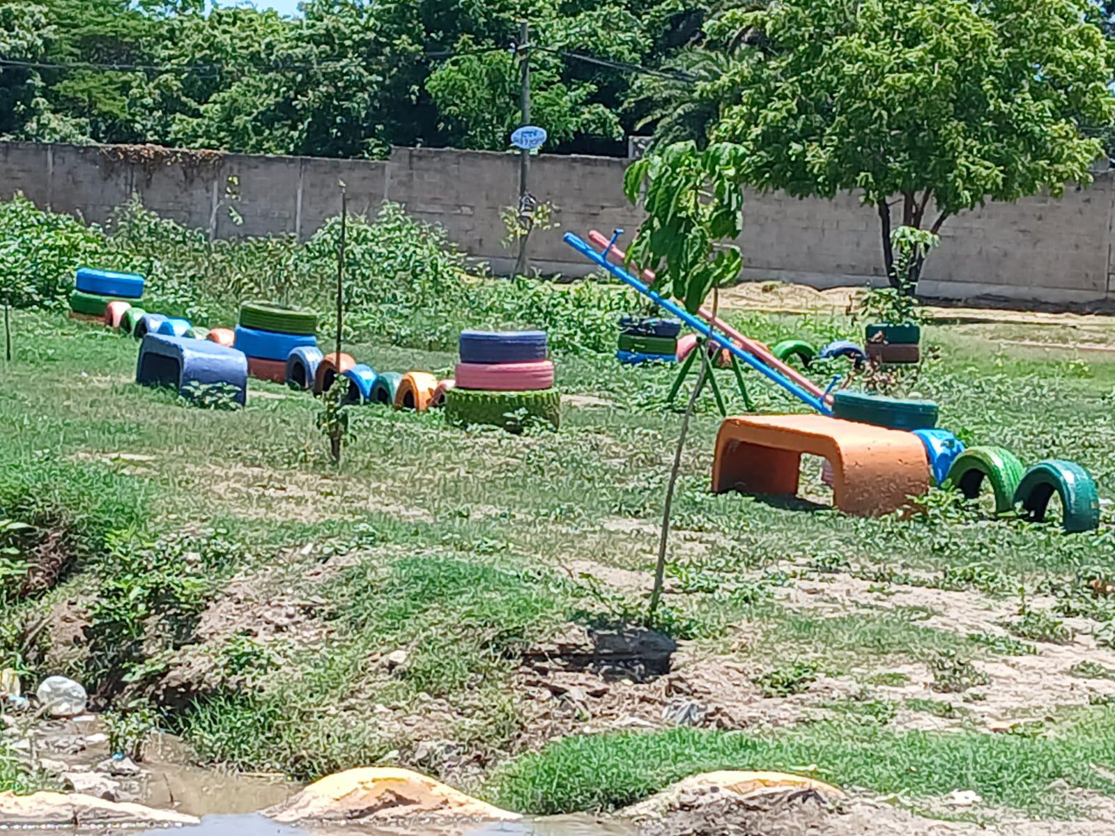 $!Denuncian vecinos derrame de drenaje y mosquitos en la Genaro Estrada, en Mazatlán