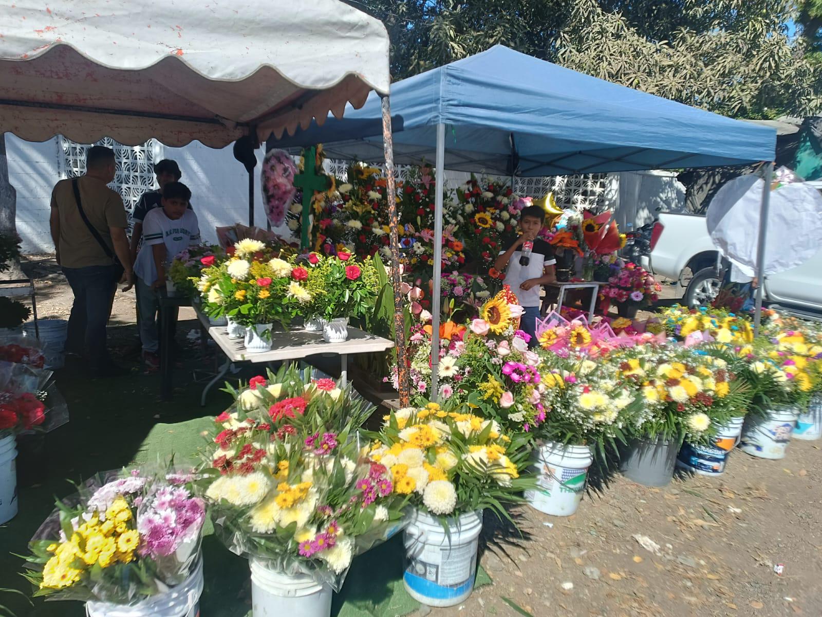 $!Autorizan 81 permisos a comerciantes en panteones de Mazatlán por el Día de las Madres