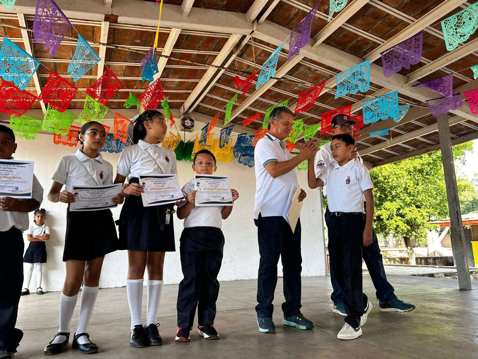 $!Reconocen a peloteritos y peloteritas de la Liga Infantil Pelikanos, en Rosario