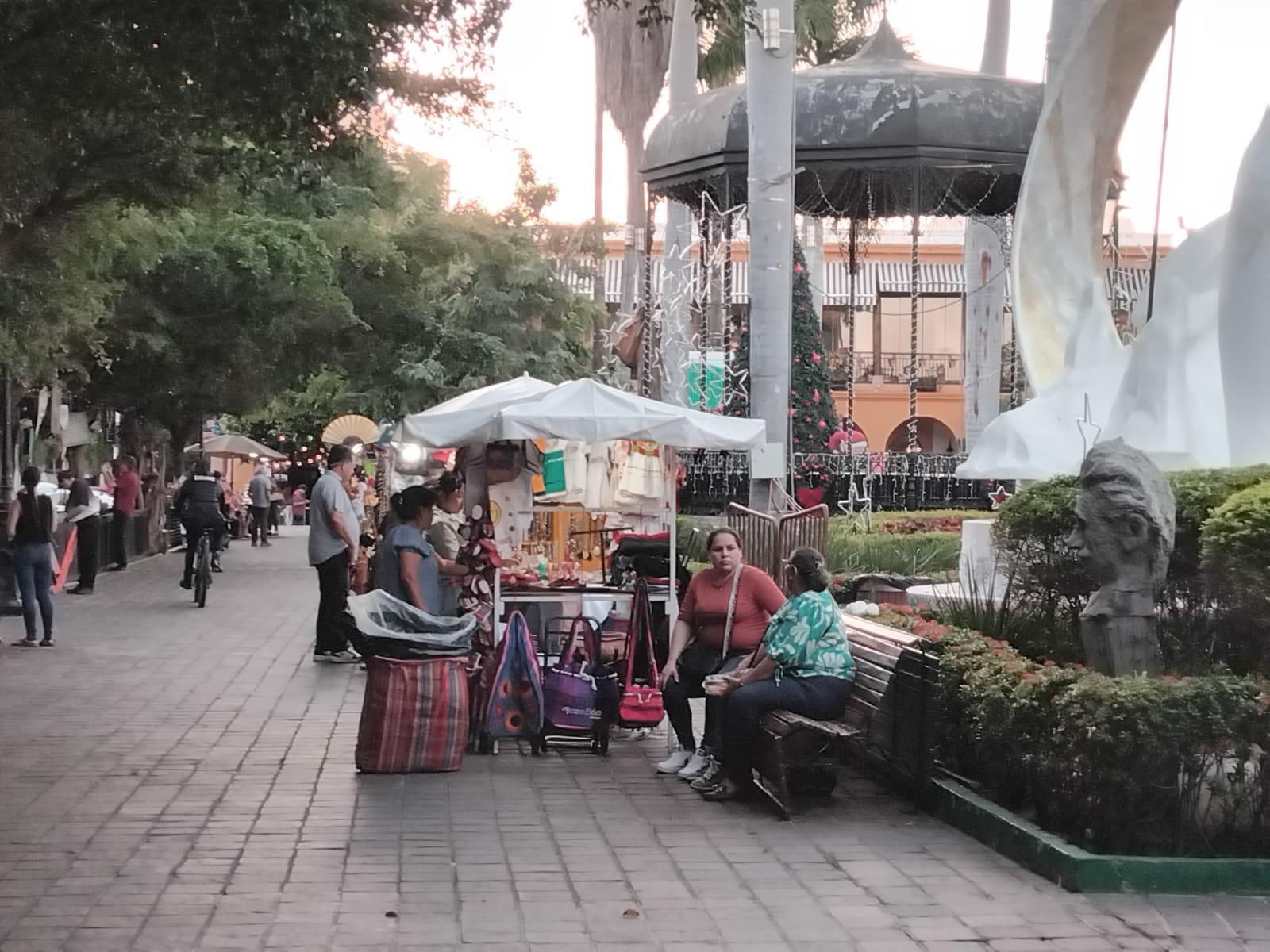 $!En Mazatlán, disfrutan decenas de personas de la Plazuela Machado este fin de semana
