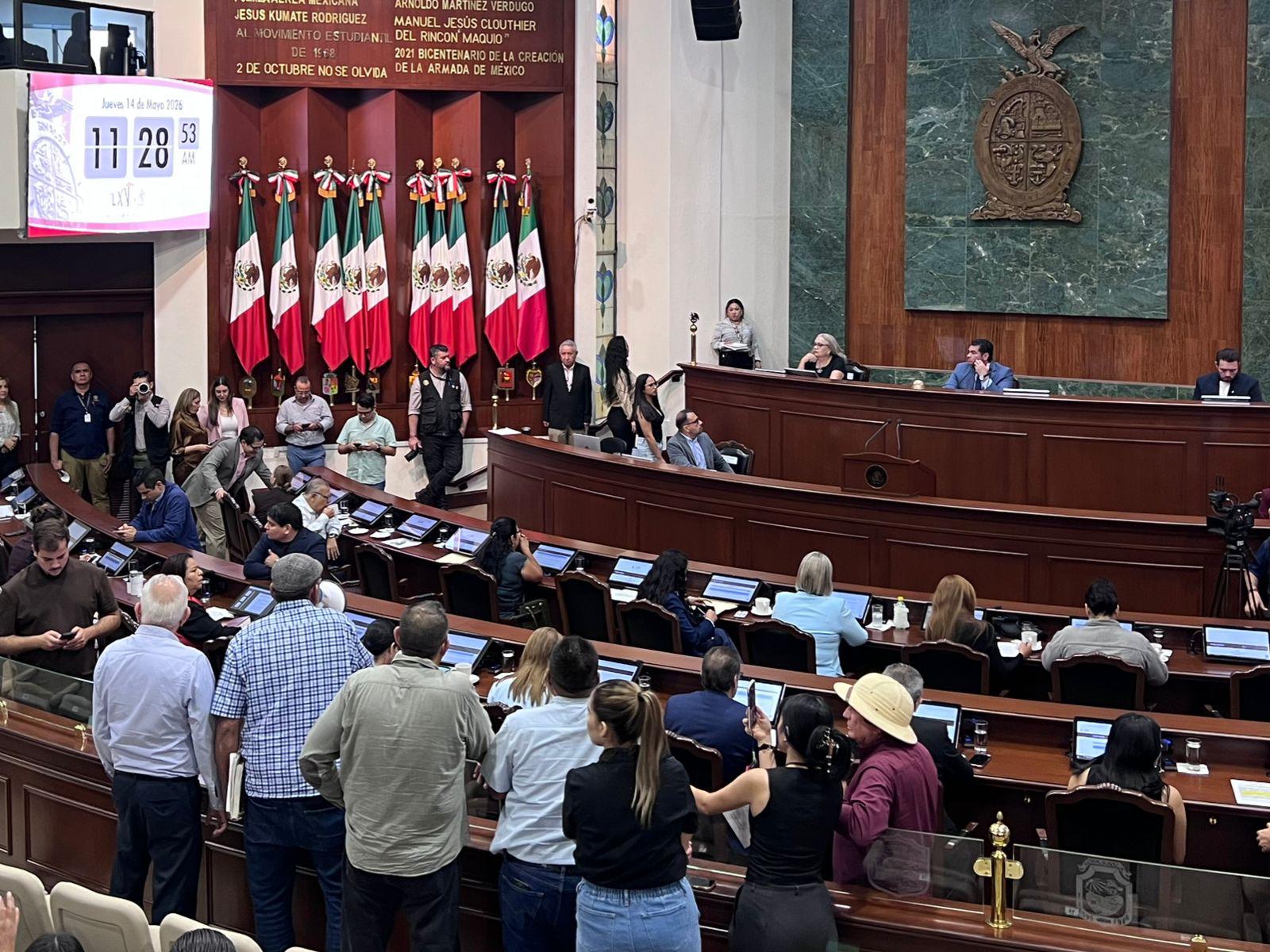 $!Maestros de Conalep irrumpen sesión del Congreso para exigir pagos de pensión y denunciar despidos injustificados