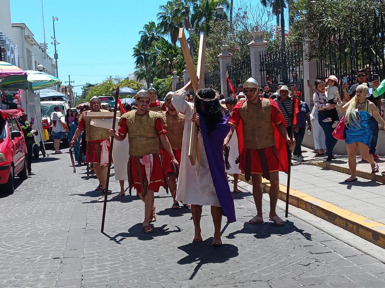 $!Mazatlecos y turistas atestiguan el Viacrucis Viviente en calles del Centro de puerto