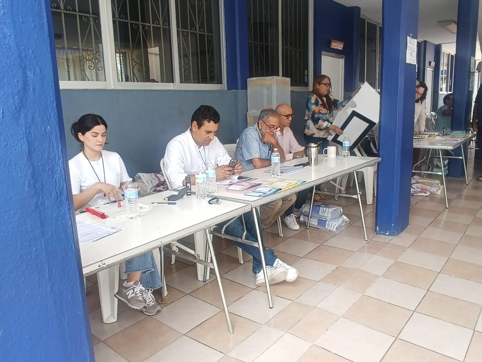 $!Casilla en Sábalo Country, en Mazatlán, registra alta afluencia de votantes para elección judicial
