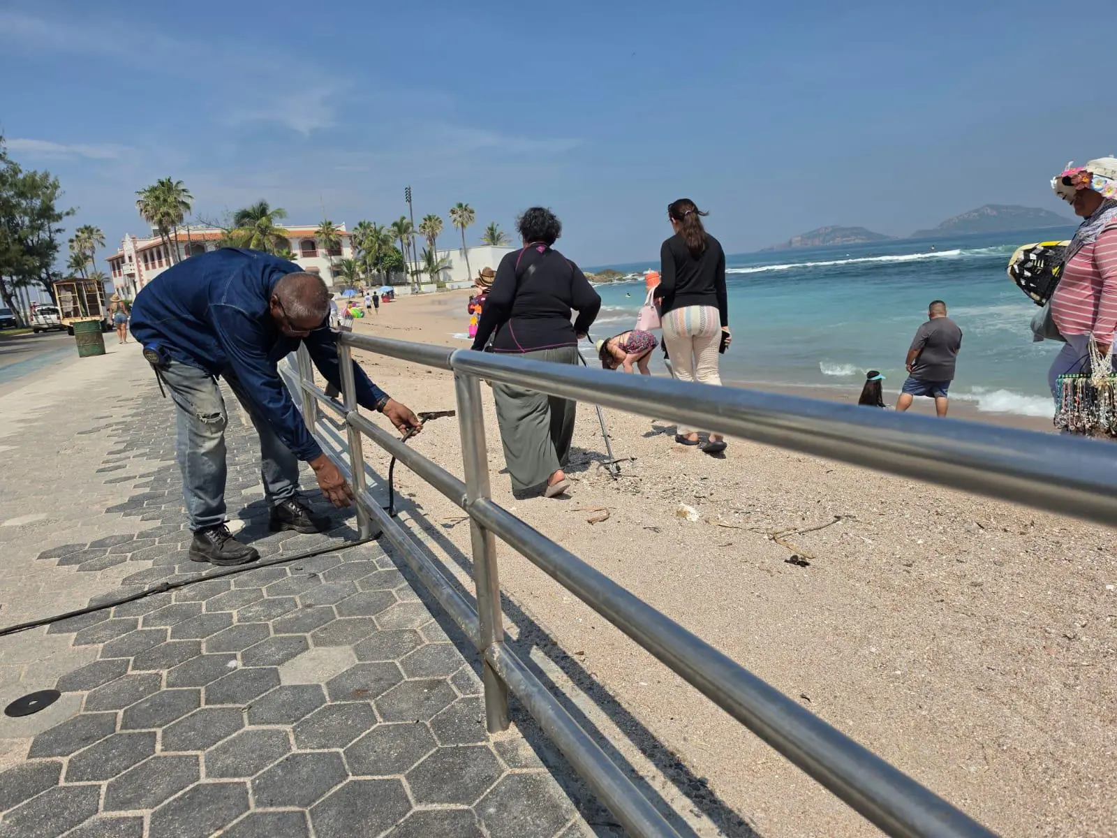 $!Reinstalan barandales en Playa Pinitos, pero persiste problema de accesibilidad
