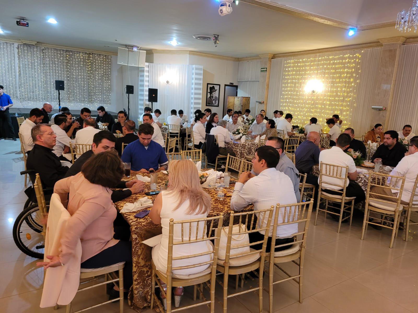 $!Sacerdotes, seminaristas y amigos cercanos celebraron el aniversario episcopal del Obispo de Culiacán, Jesús José Herrera Quiñónez.