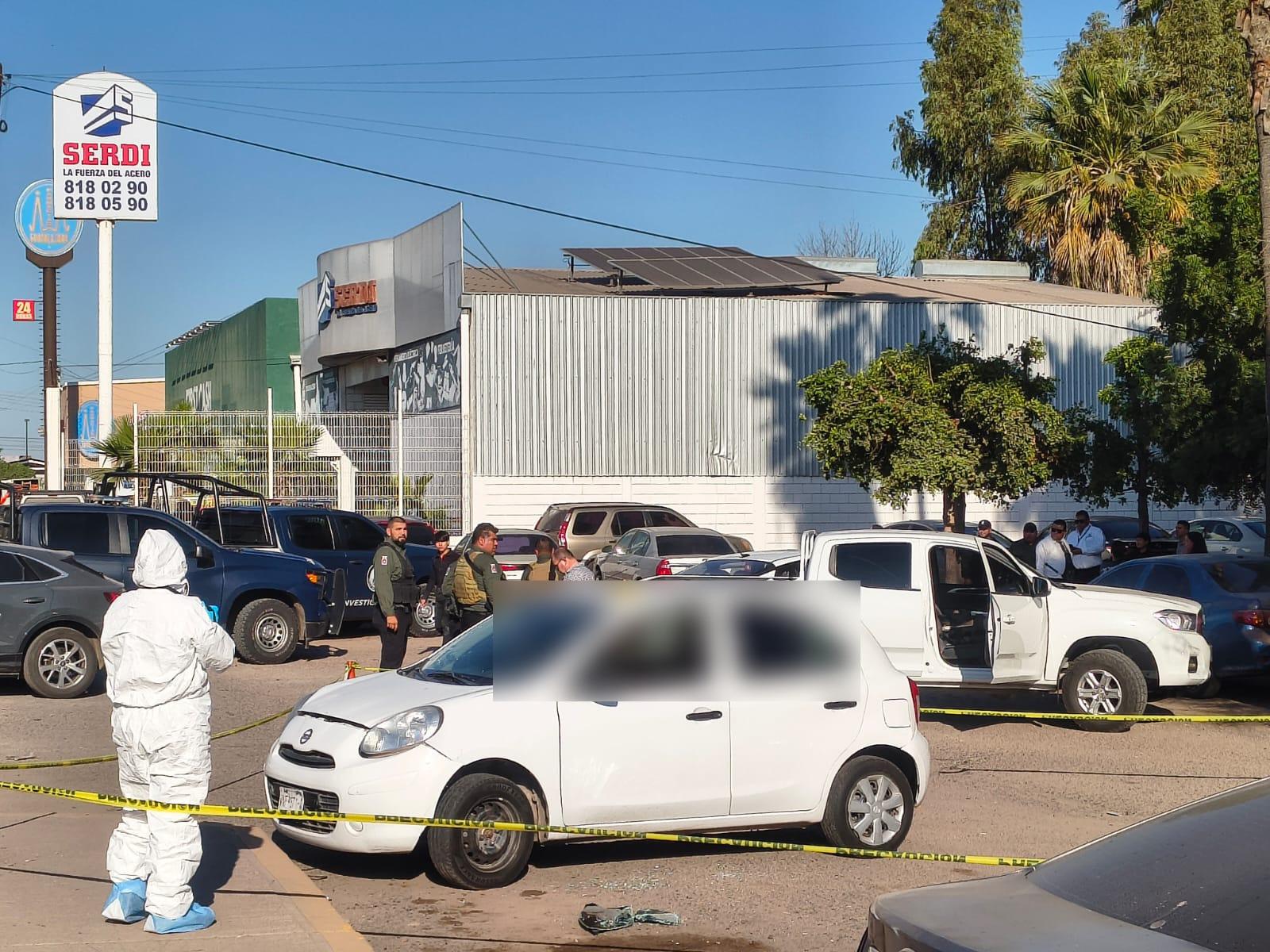 $!Hallan a mujer sin vida y con impacto de bala dentro de un vehículo en el Hospital General de Los Mochis