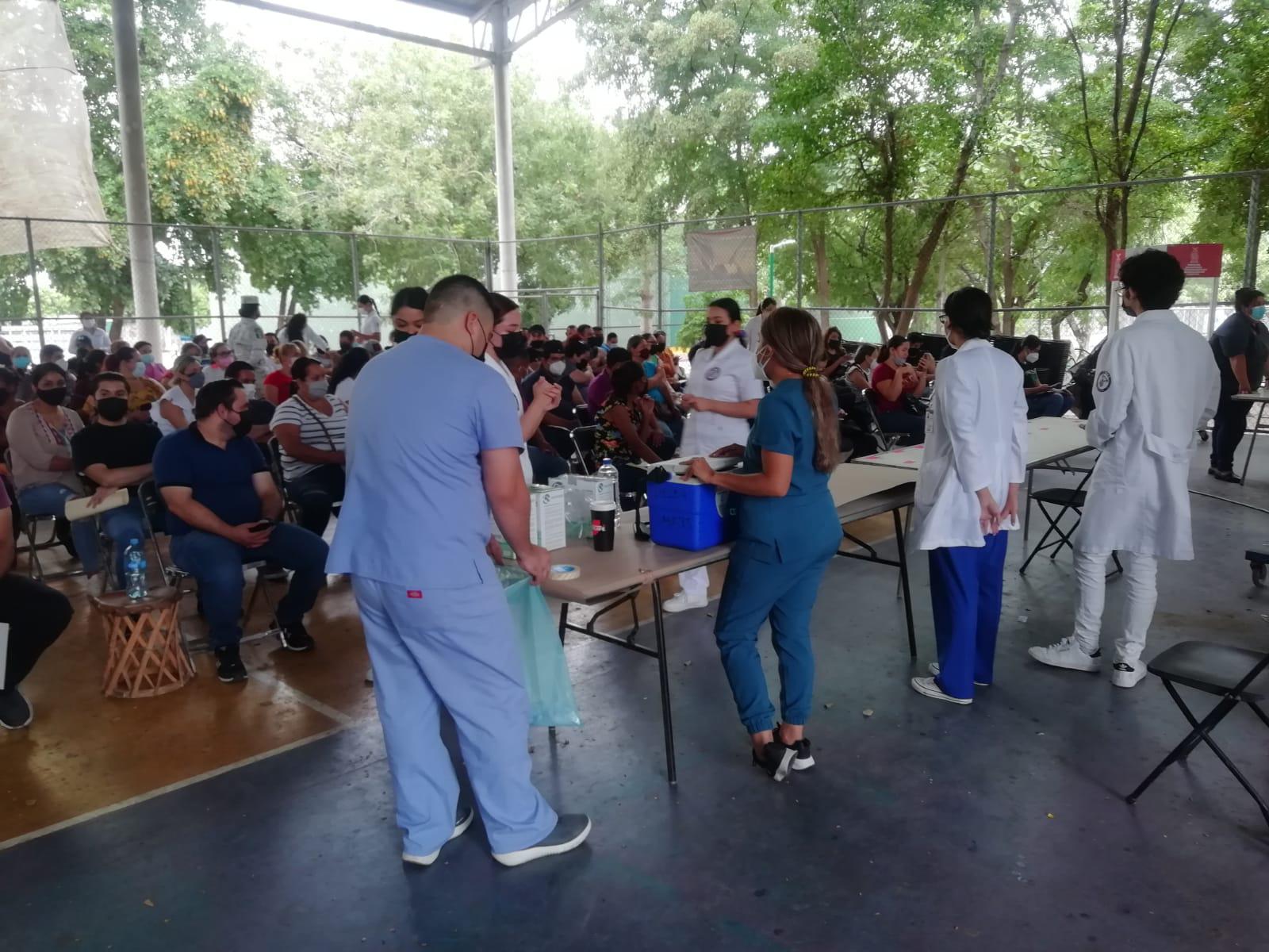 $!Jóvenes hacen largas filas en Culiacán para recibir primera dosis de la vacuna contra el Covid-19