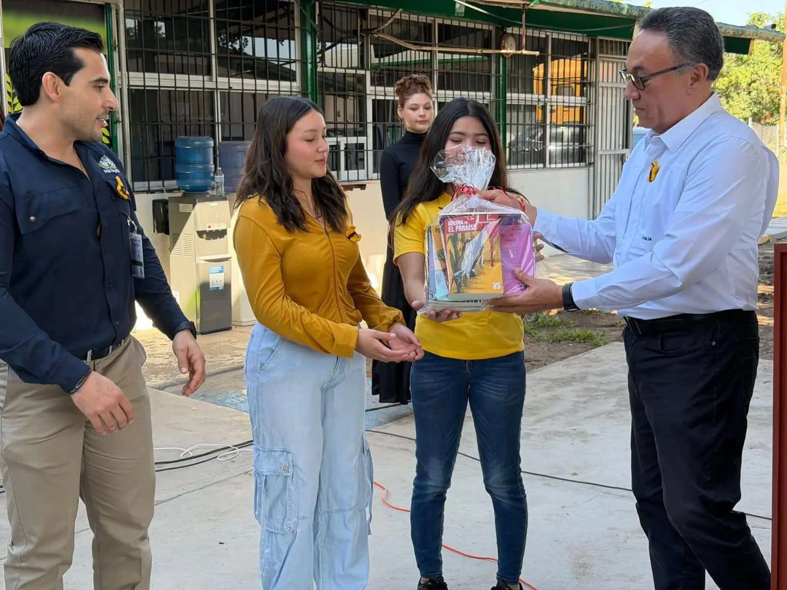 $!Juan Avilés Ochoa entregó paquetes libros entre los estudiantes.