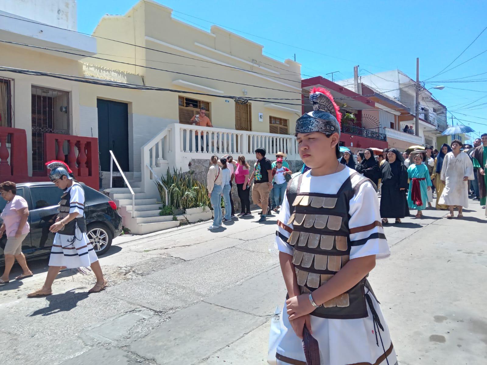 $!Mazatlecos y turistas atestiguan el Viacrucis Viviente en calles del Centro de puerto