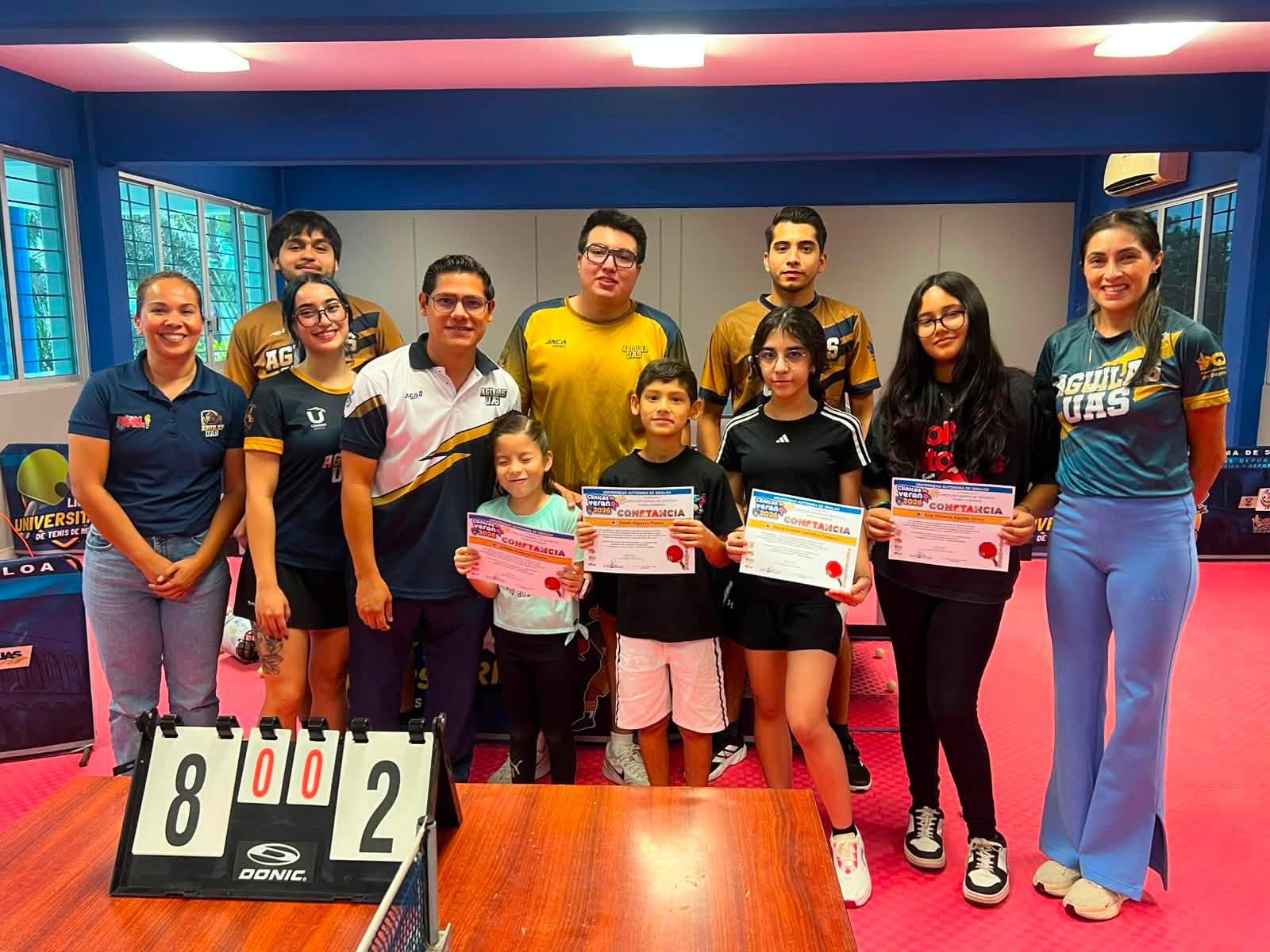 $!Los participantes del taller de tenis de mesa.