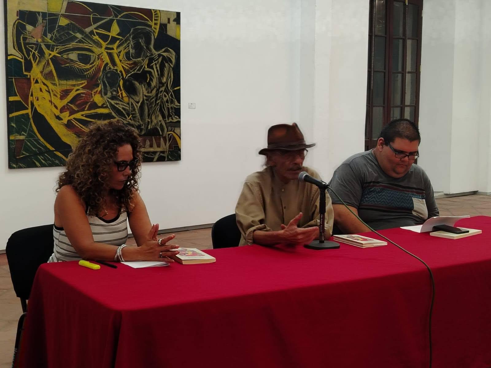 $!Leonor Ramírez, Nino Gallegos y Geovanni Osuna durante la presentación de la novela En el país de las sombras espectrales, en el Museo de Arte de Mazatlán.
