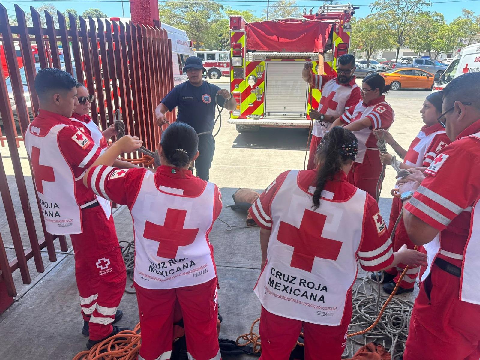 $!Imparte Bomberos Mazatlán capacitación a personal de Cruz Roja sobre procedimientos de rescate