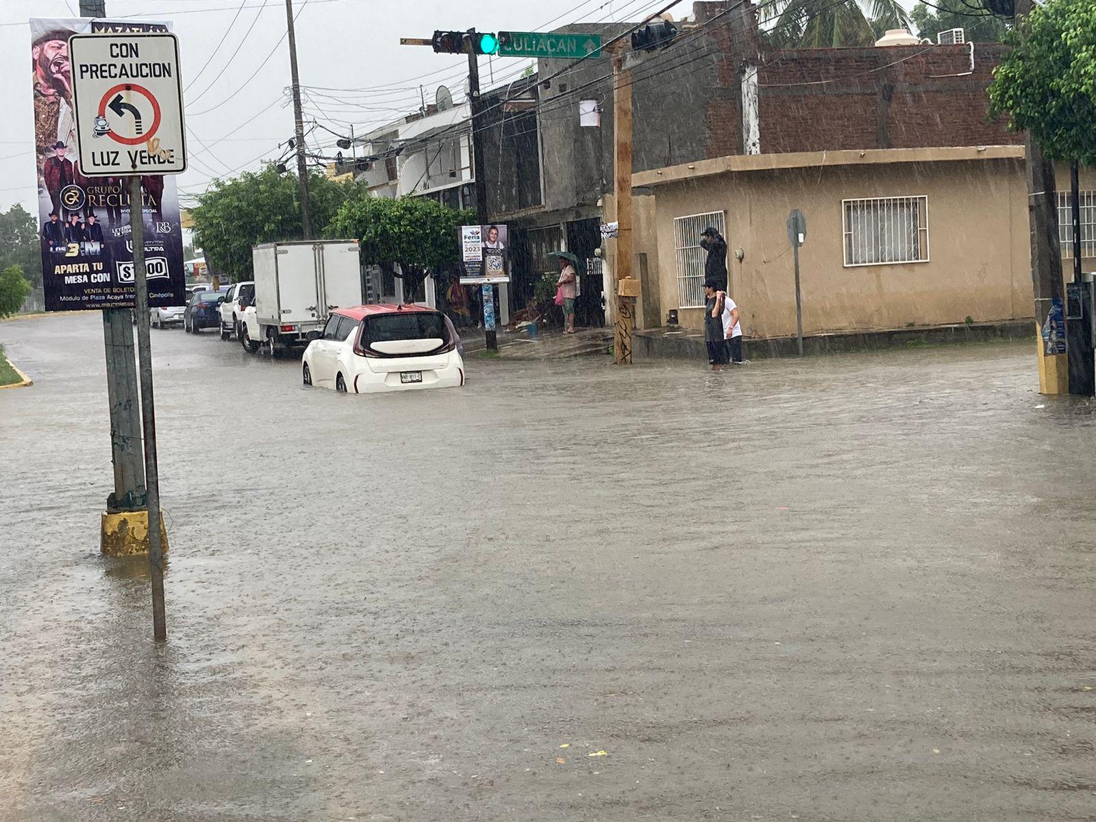 $!Cierran vialidades en Mazatlán debido a las lluvias