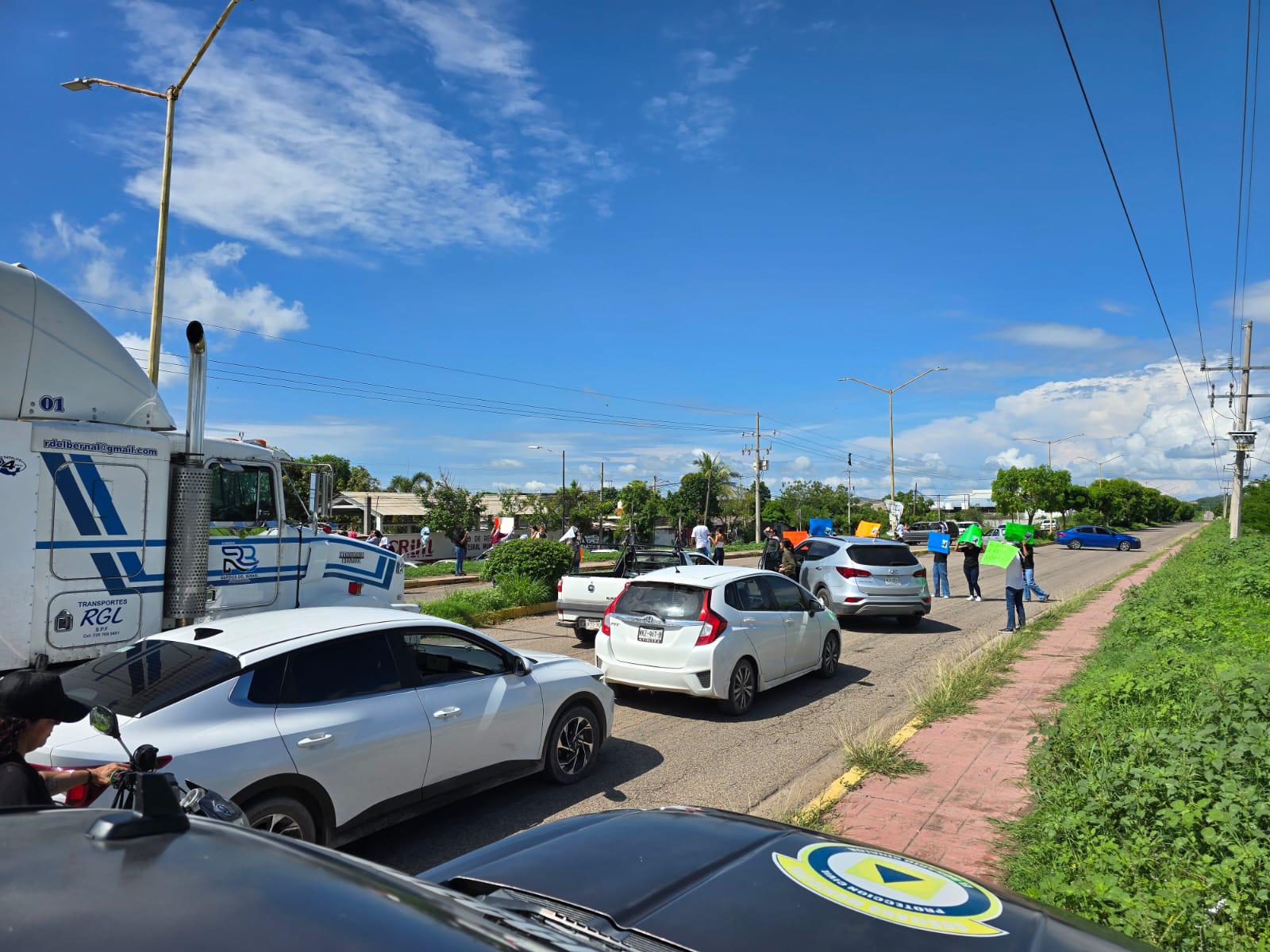 $!Realizan marcha y bloqueos en Rosario para pedir el regreso de Jesús Heriberto