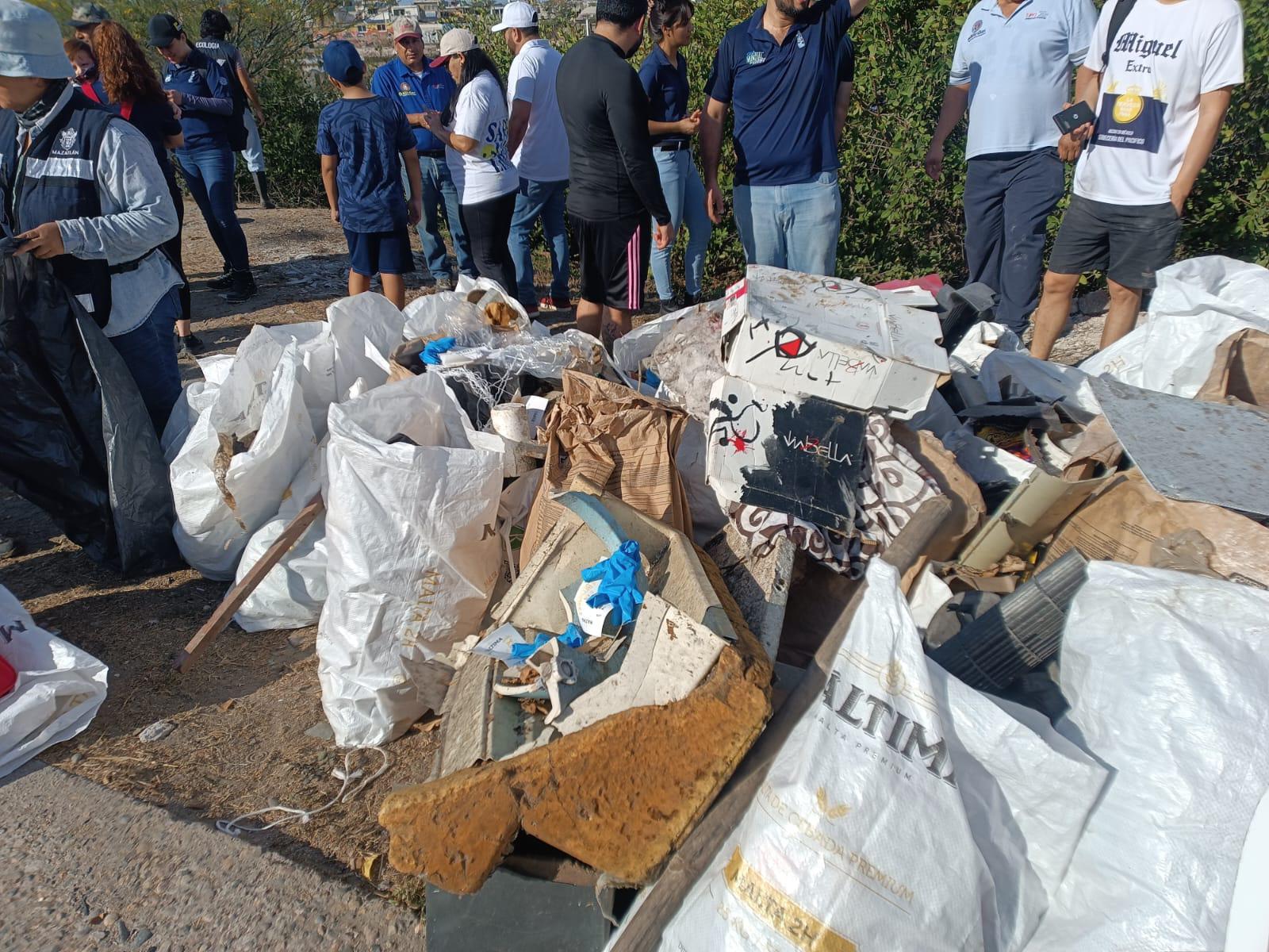 $!Recolecta Ecología 76 costales de residuos tras nueva limpieza en manglares de Mazatlán