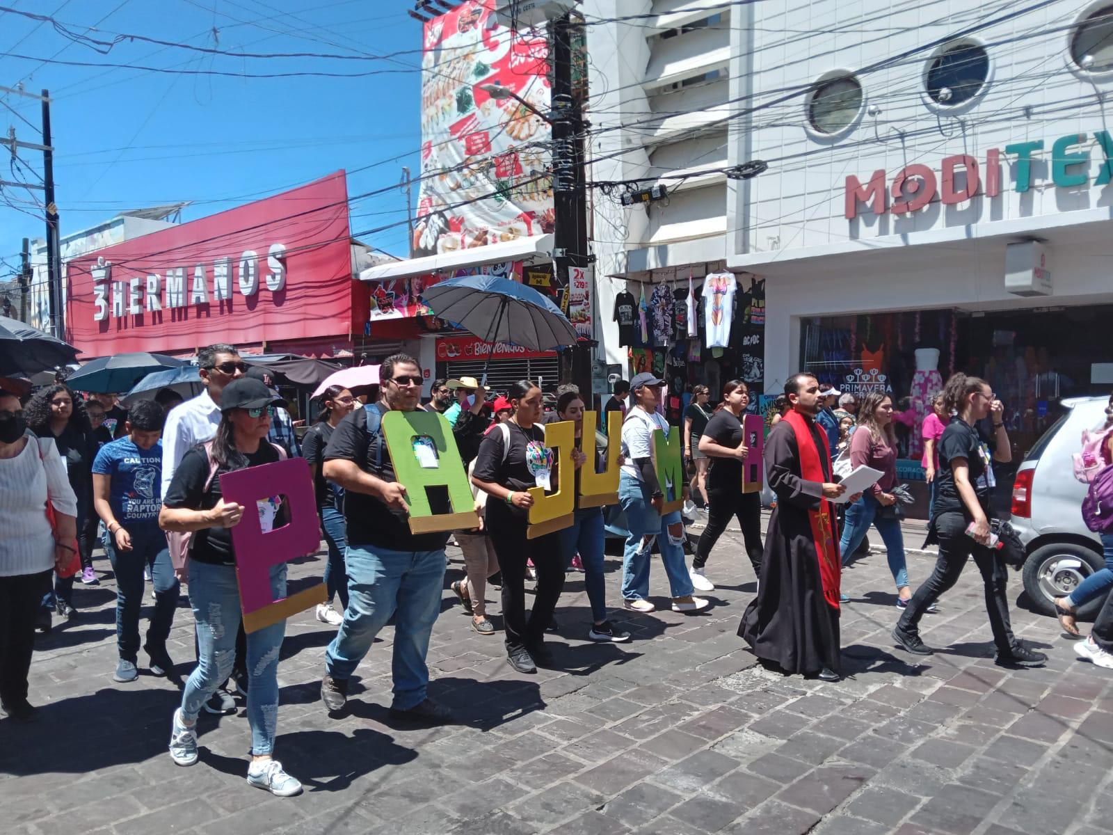 $!Mazatlecos y turistas atestiguan el Viacrucis Viviente en calles del Centro de puerto