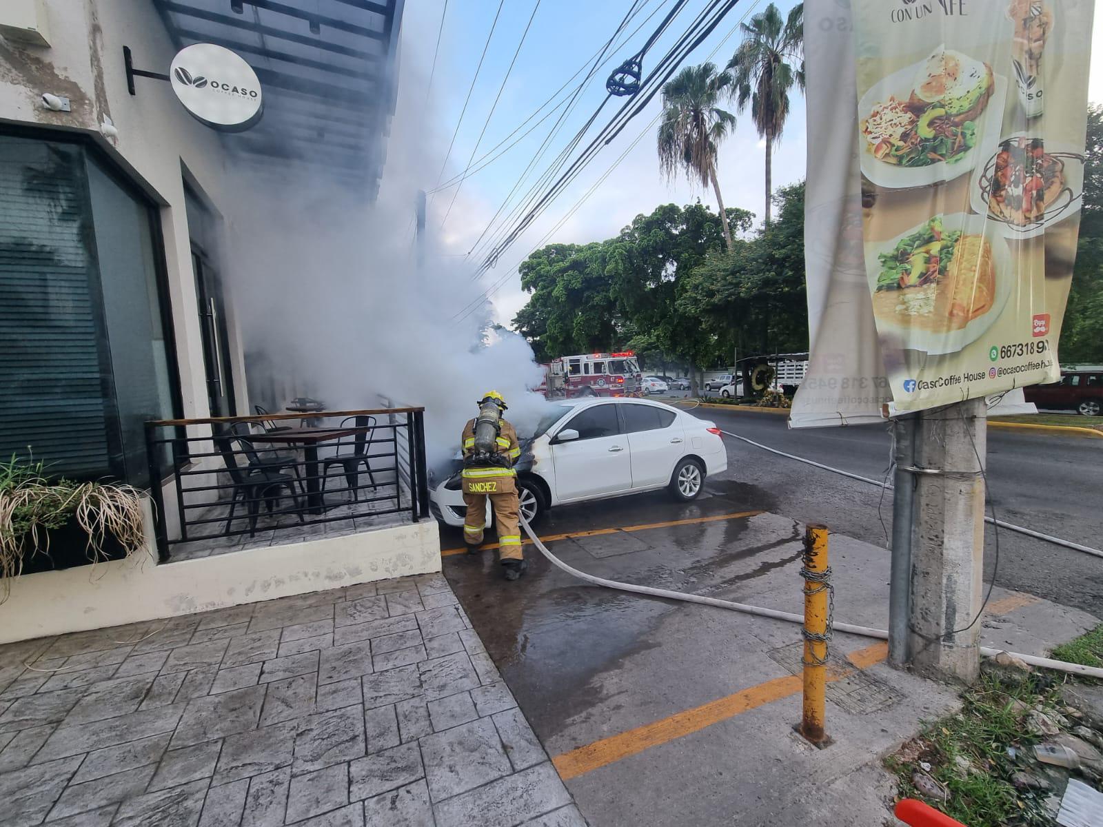 $!Auto termina en llamas por una falla, en Culiacán
