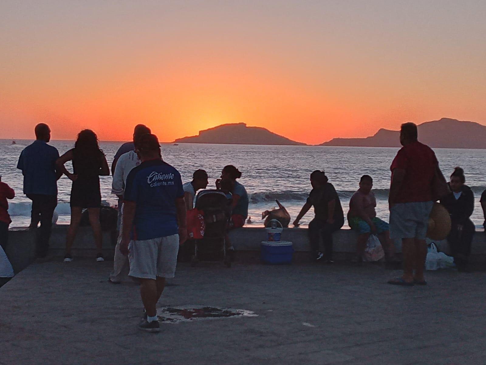 $!Se registra éxodo de bañistas de las playas de Mazatlán este Viernes Santo