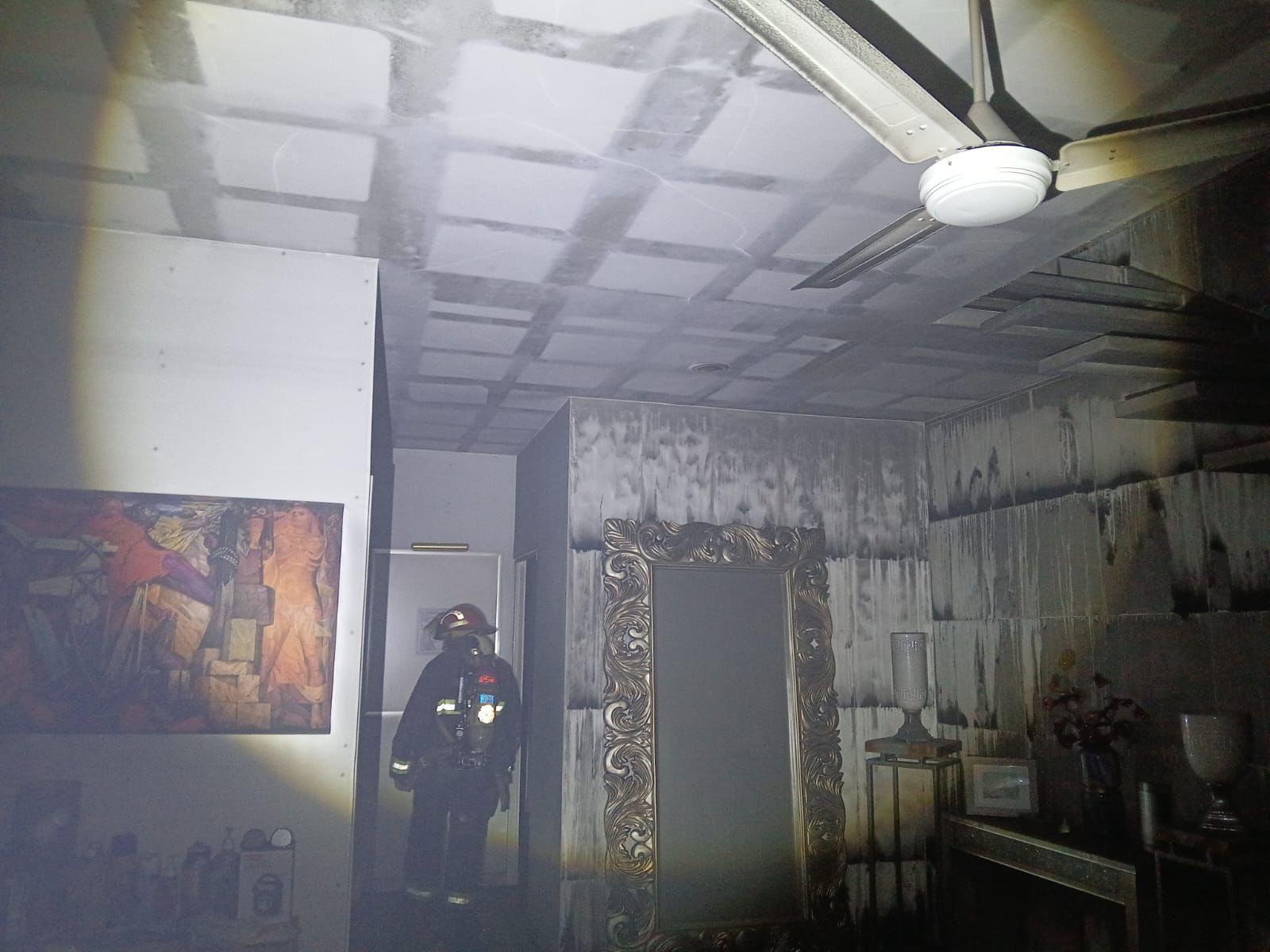 $!Incendio en casa-habitación moviliza a cuerpos de seguridad y emergencia en Mazatlán