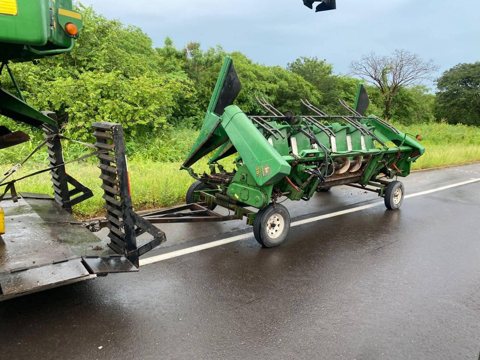 $!Camioneta choca contra tráiler en la autopista Mazatlán-Culiacán; hay un lesionado