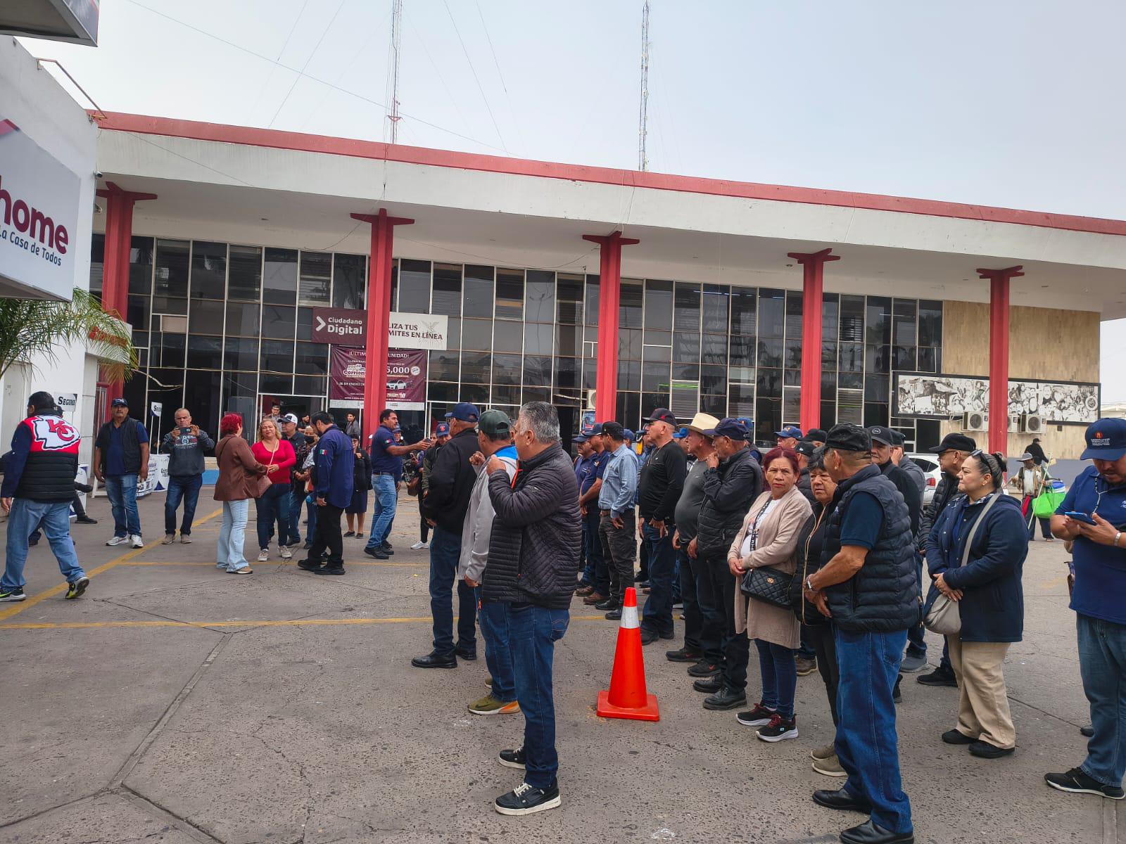 $!Colectivo de policías toman instalaciones del Ayuntamiento de Ahome en reclamo de adeudos a viudas de policías