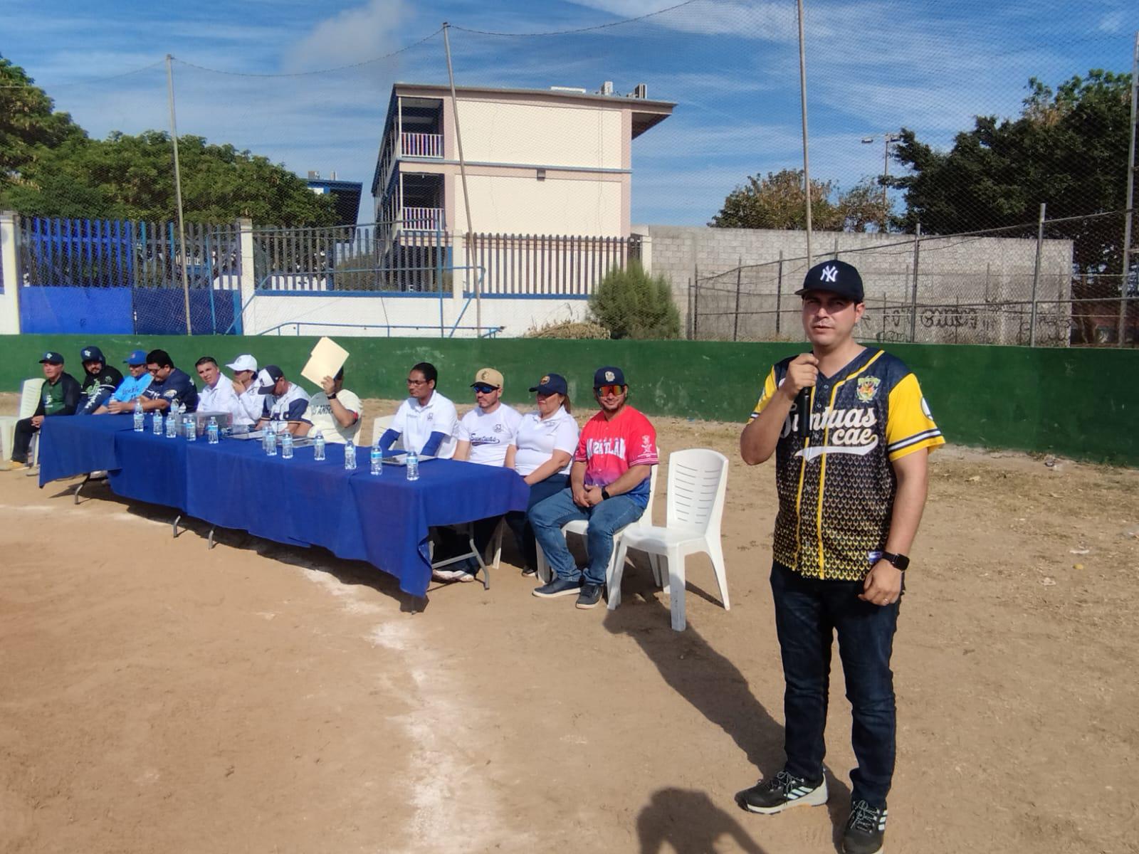 $!Liga Intersindical de la UAS inaugura temporada 88 con homenaje a Víctor Ramírez
