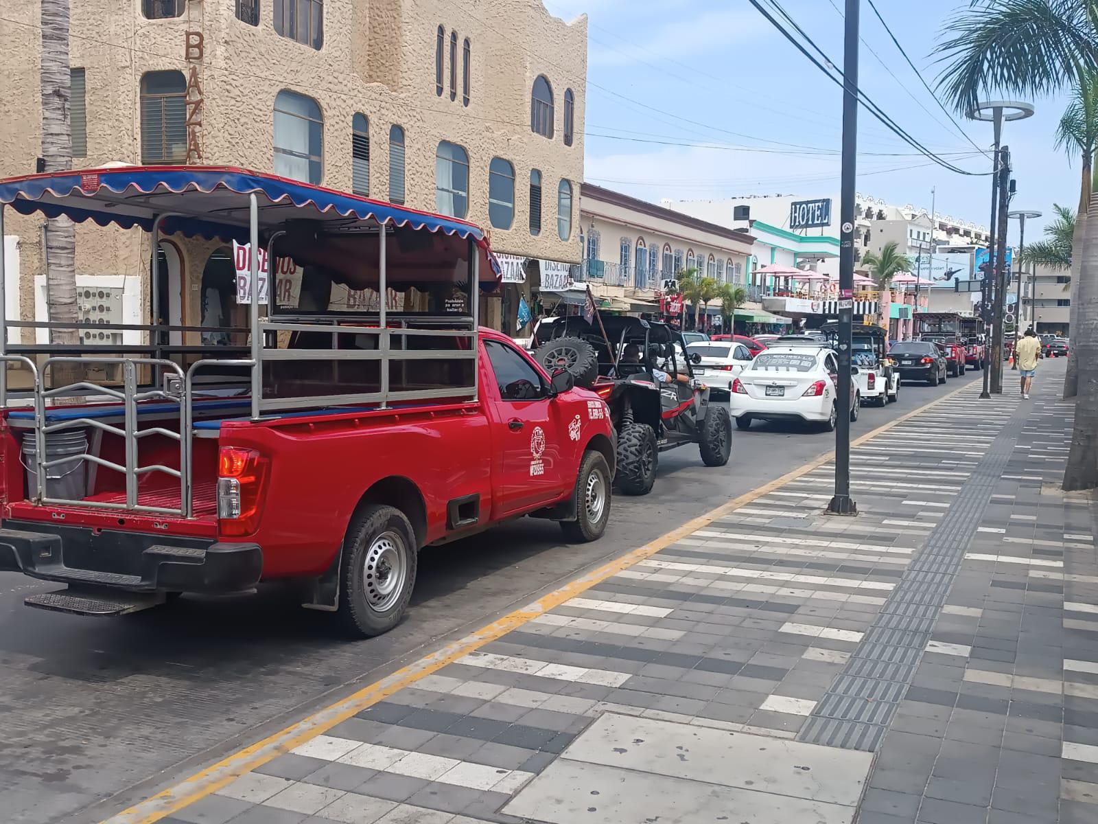 $!Camiones, Razers y pulmonías aprovechan el Par Vial en la avenida Gaviotas