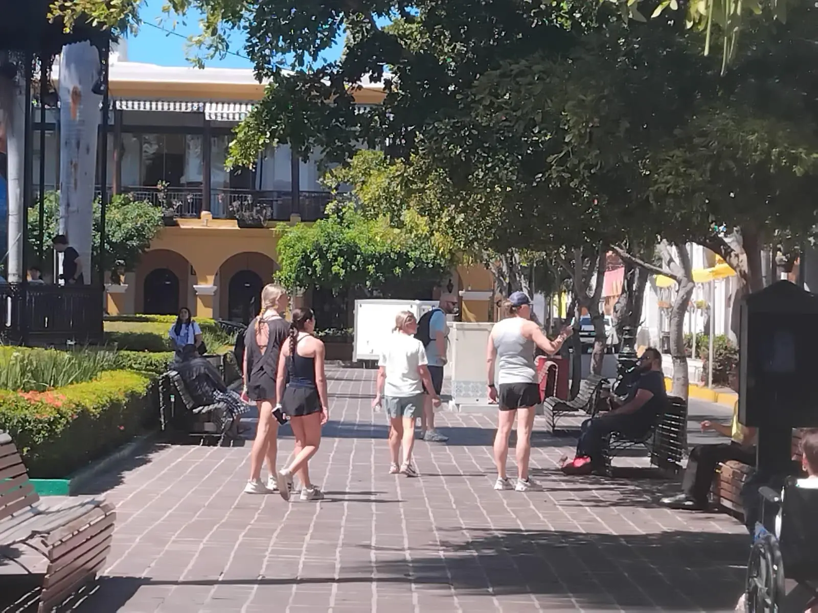 $!Disfrutan turistas y mazatlecos este lunes del último día del fin de semana largo