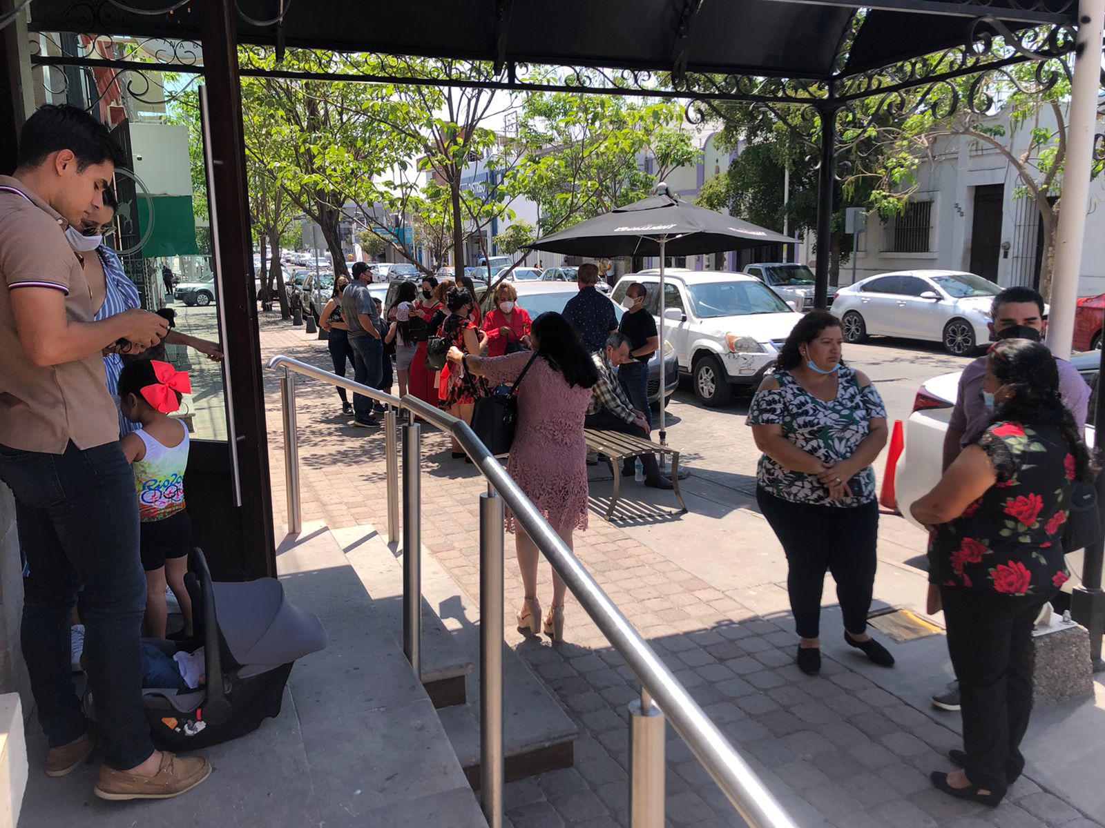 $!En Culiacán, festejan el Día de las Madres en restaurantes; se registran espacios llenos y largas filas