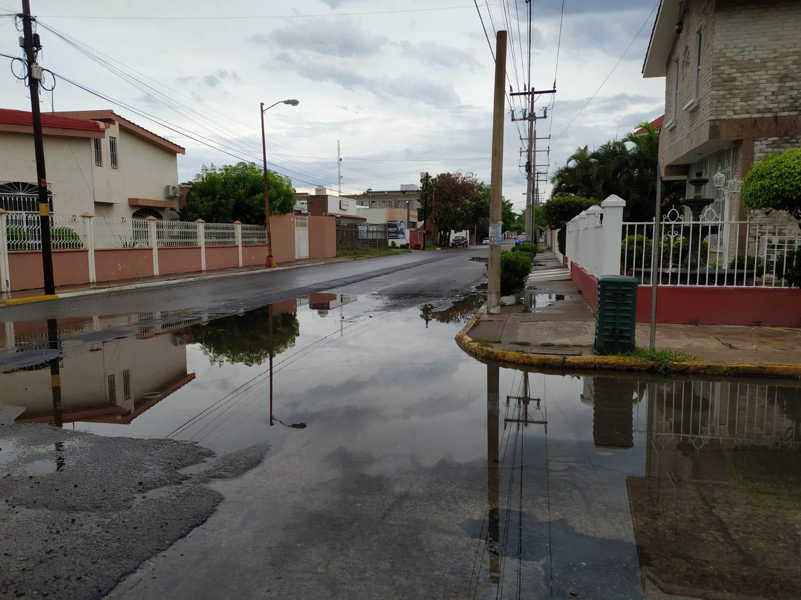 $!Mazatlán registra este sábado fuertes vientos con lluvia y apagones en algunas zonas