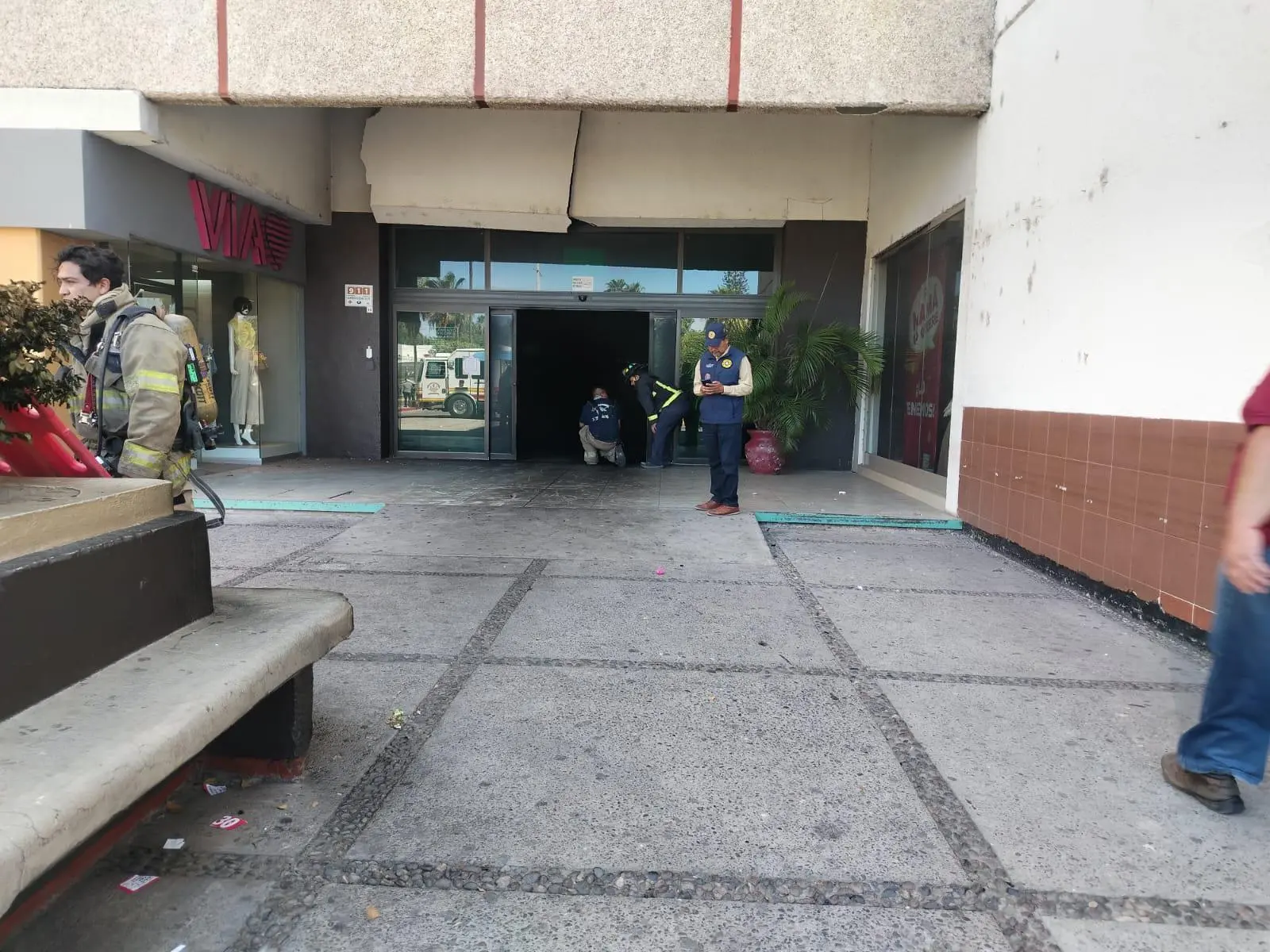 $!Son 5 personas las fallecidas en el incendio en plaza comercial en Los Mochis
