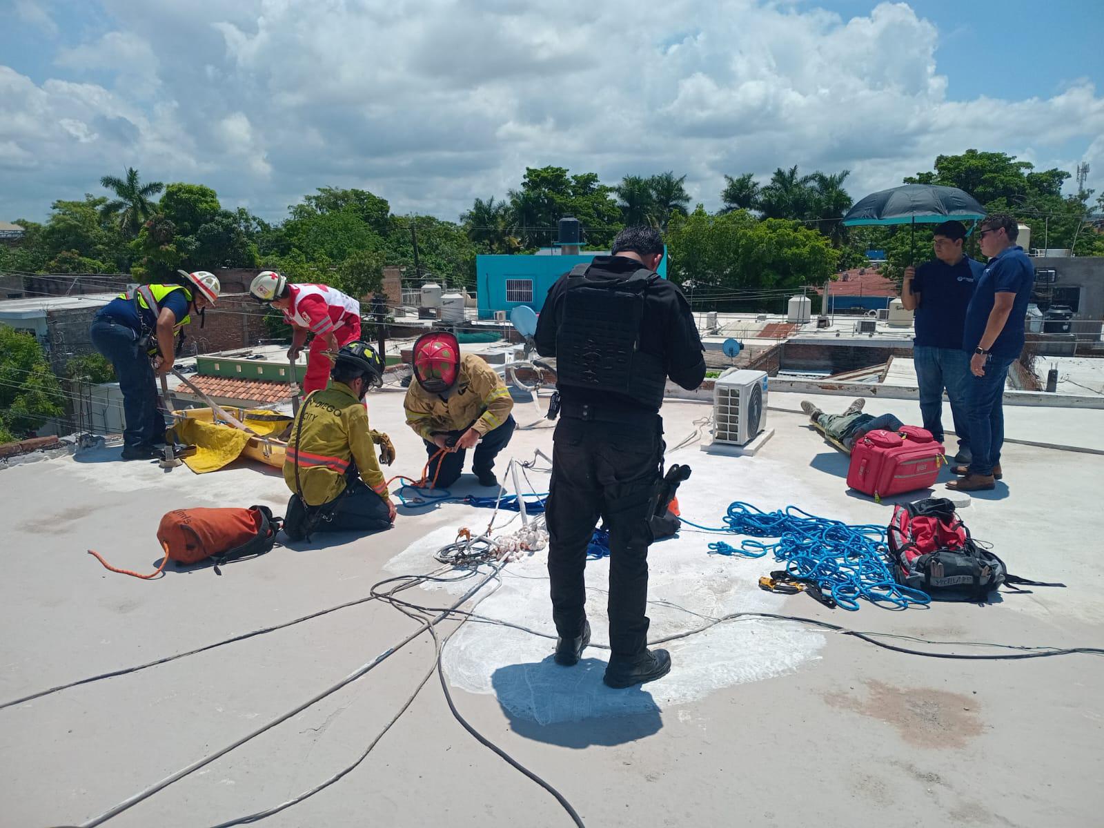 $!Joven sufre descarga eléctrica al dar mantenimiento a minisplit en Mazatlán