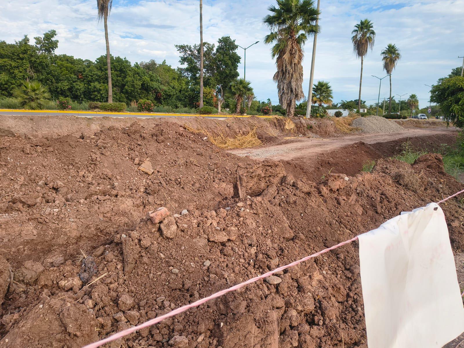 $!Vecinos de San Fernando y Praderas en Los Mochis exigen detener ‘saqueo’ de áreas verdes; bloquean el bulevar Rosales