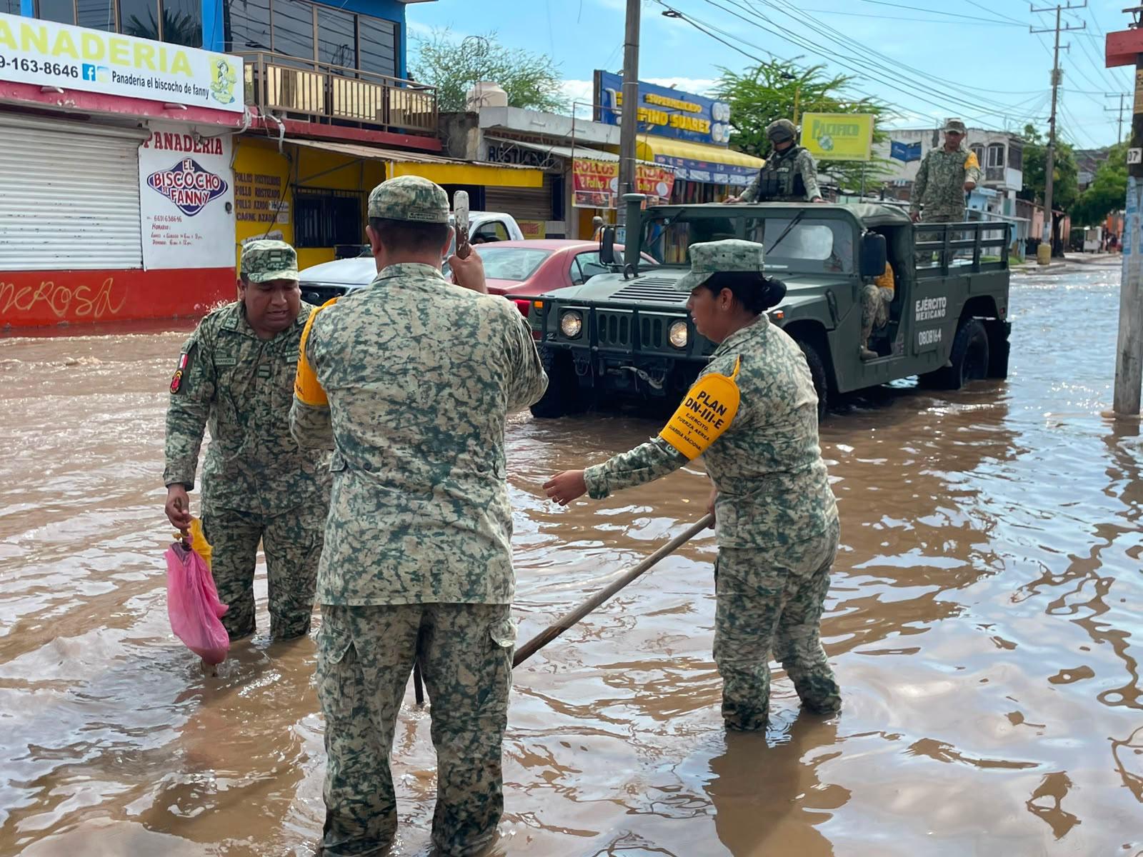 $!Supervisa Alcaldesa de Mazatlán la zona de Urías afectada por las lluvias torrenciales de esta miércoles