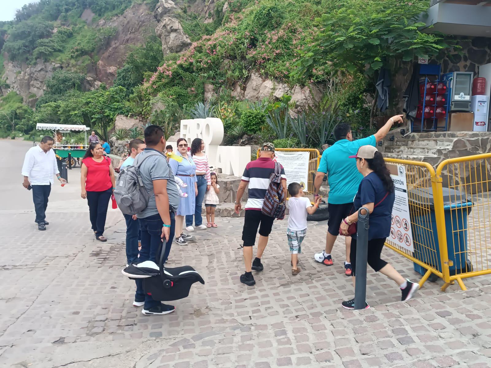 $!Turistas disfrutan de una mañana nublada en el Faro de Mazatlán