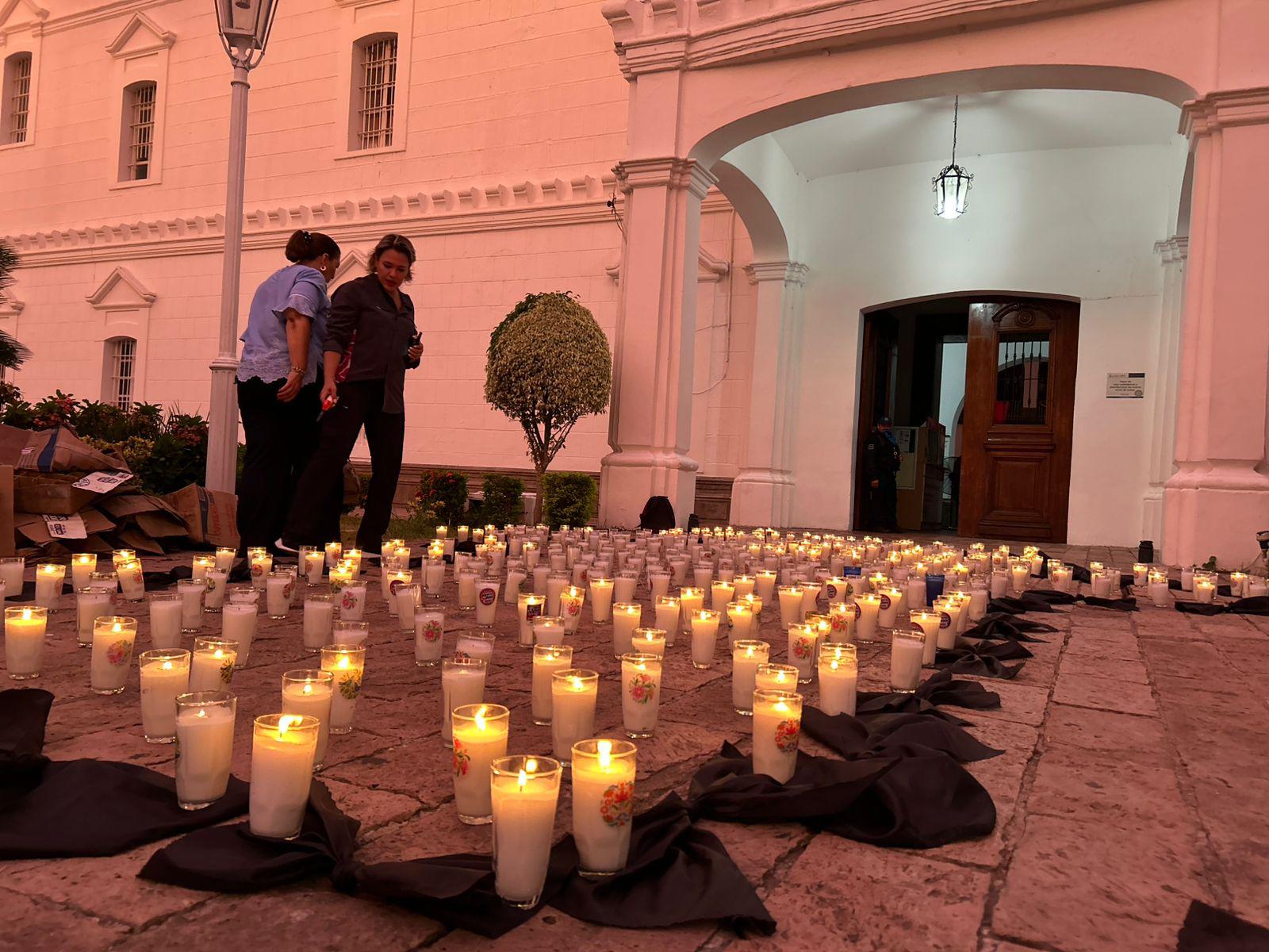 $!Encienden veladoras en el Ayuntamiento de Culiacán a un año de la crisis de seguridad