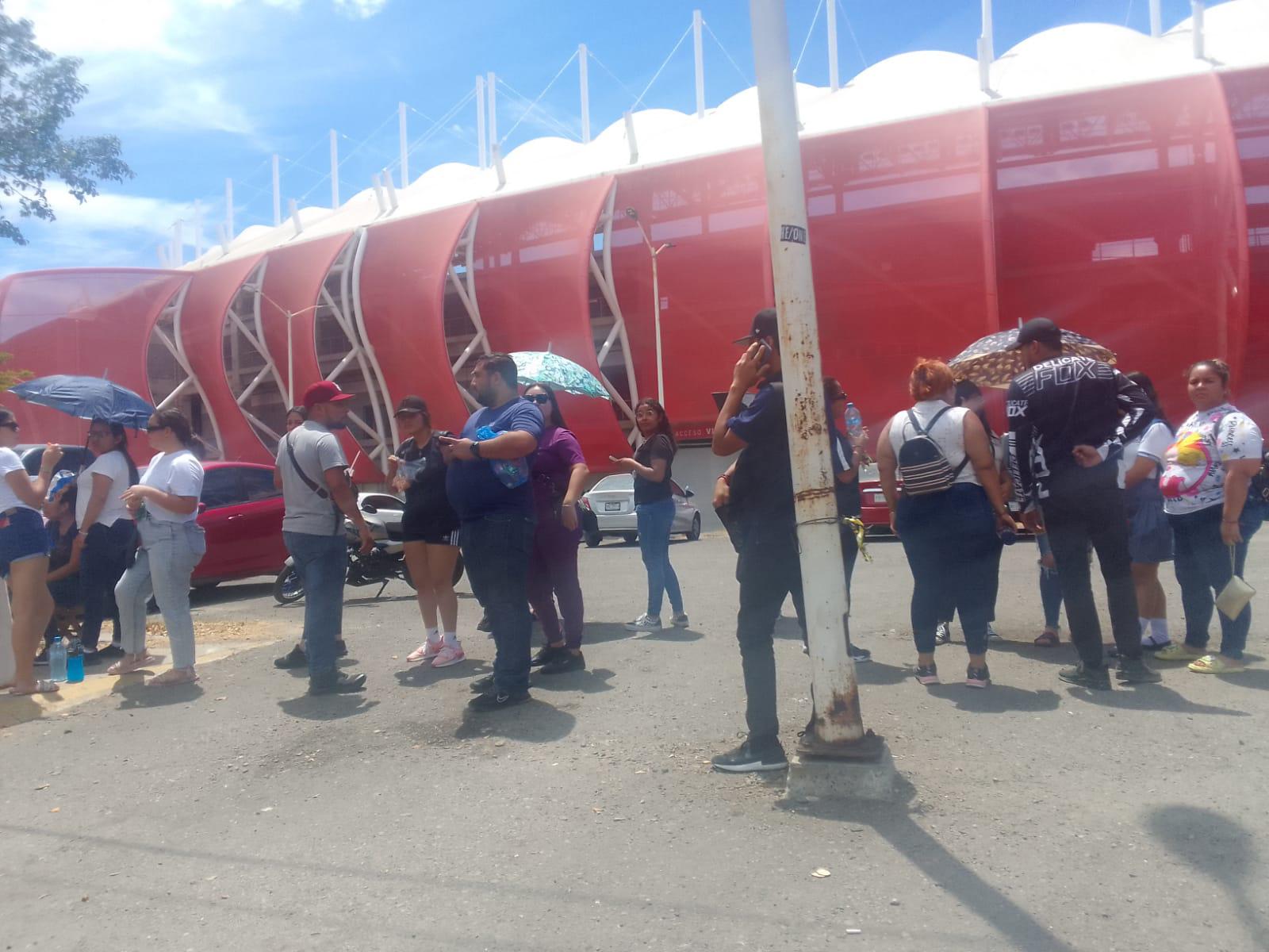 $!Presenta el Teodoro Mariscal largas filas para comprar boletos para ver a Alfredo Olivas