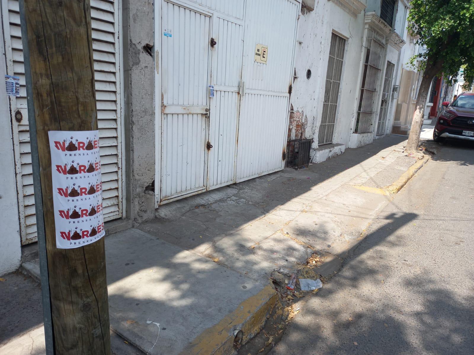 $!Las calcas fueron pegadas sin haber sido recortadas en un poste de Telmex por la Calle Rosales.
