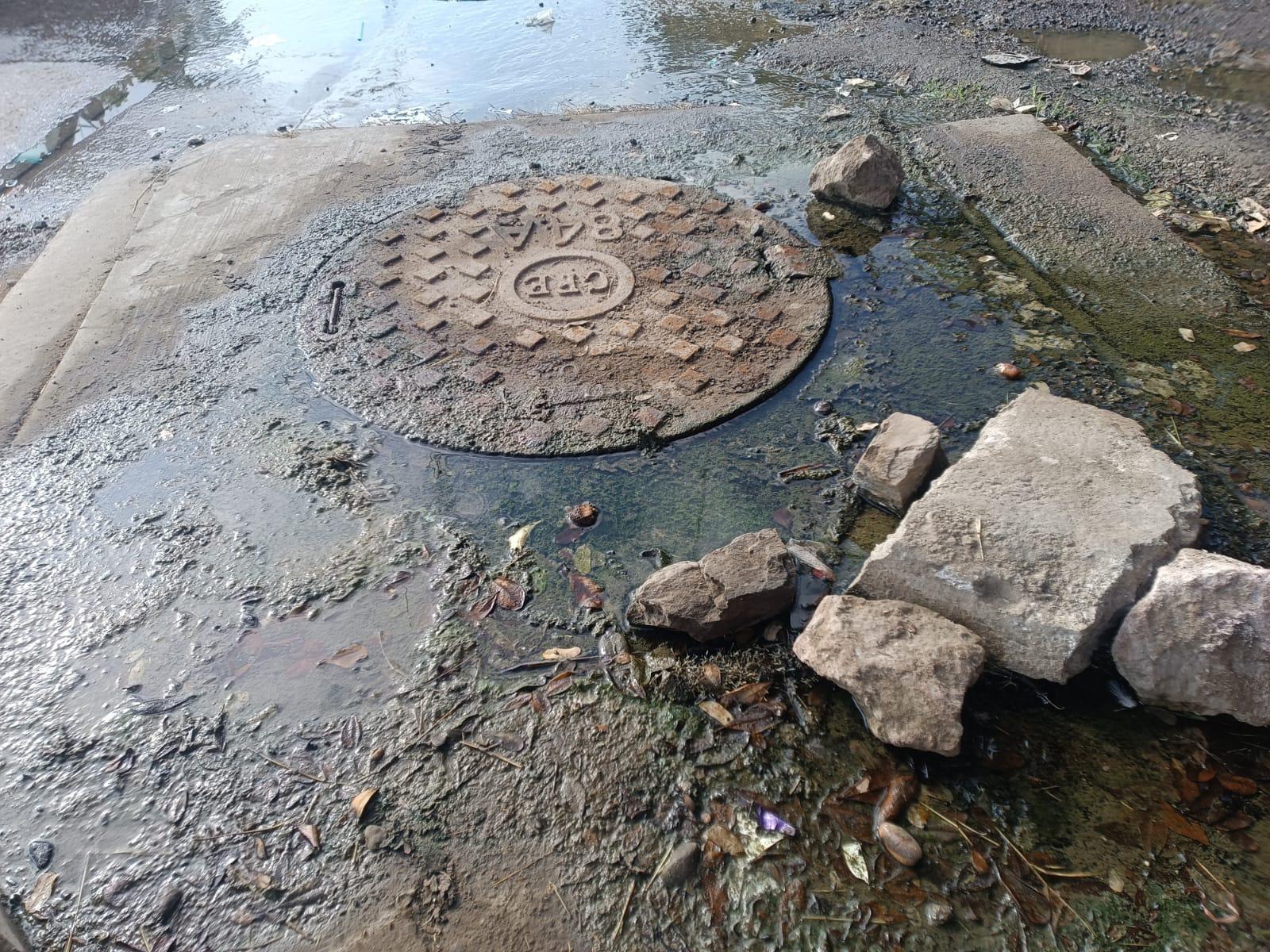 $!Aguas negras afectan desde hace meses cruce de Las Torres y Santa Rosa, en Mazatlán