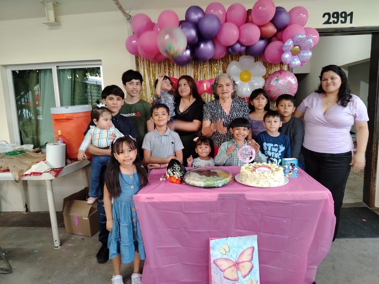 $!Con sus Bisnietos Joaquín y Santiago Huerta, Luis Ángel Puerta, Diego, Giselle y Ahiyana, Miguel Ángel Higuera, Ariana Dayraliz y Martín Alexander Huerta, José Rogelio Quintero.