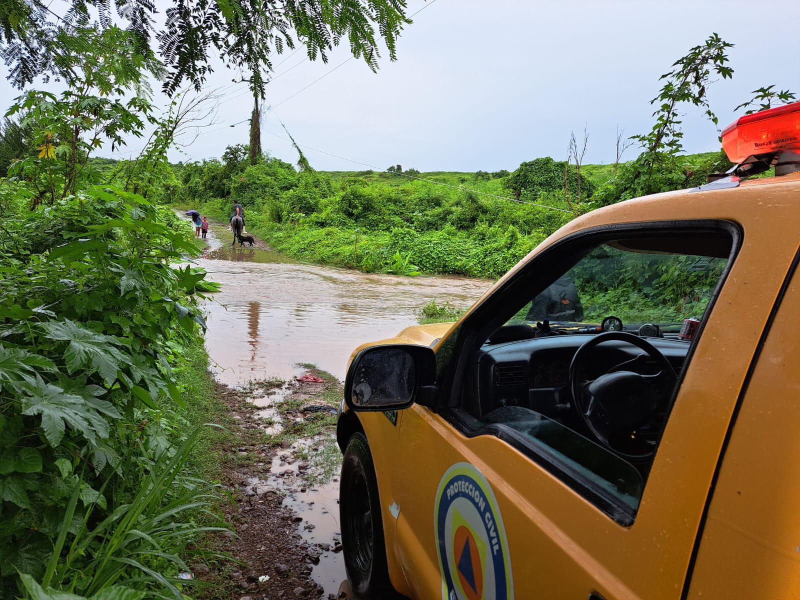 $!Lluvias elevan cauce de arroyos en Escuinapa; Protección Civil descarta riesgo de inundación