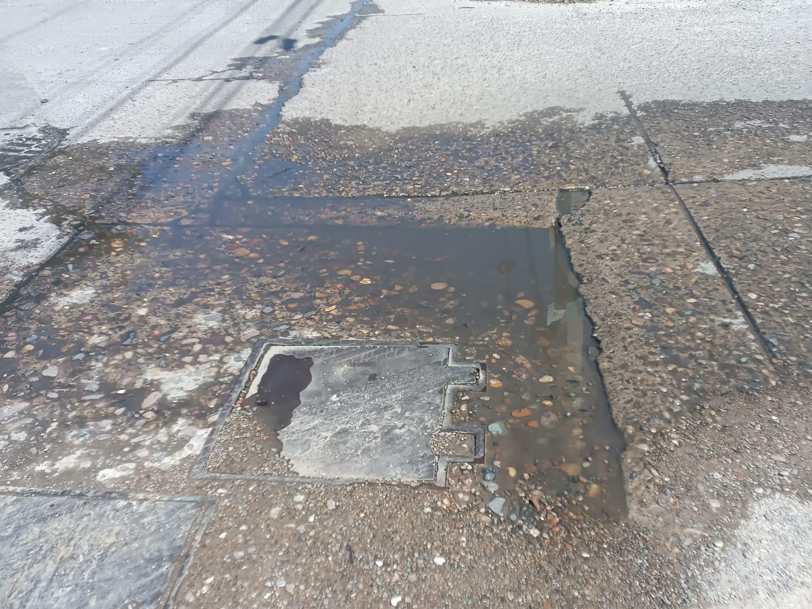 $!Alertan vecinos de Jabalíes por un gran bache que podría provocar accidentes viales