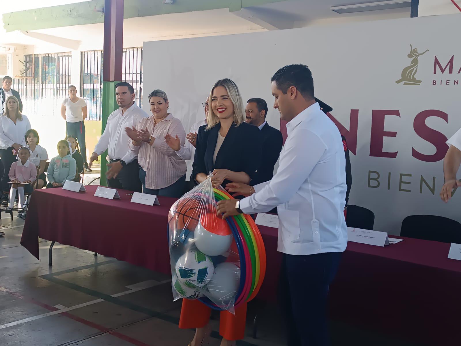 $!Recibe primaria Independencia el Lunes Cívico con solicitud para ser una institución más inclusiva, en Mazatlán