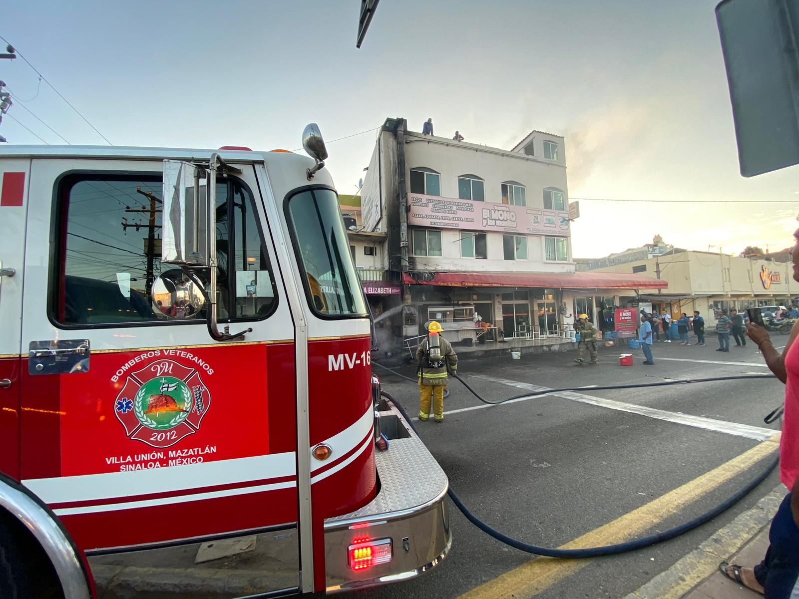 $!Estela de humo en restaurante activa cuerpos de emergencia en Villa Unión