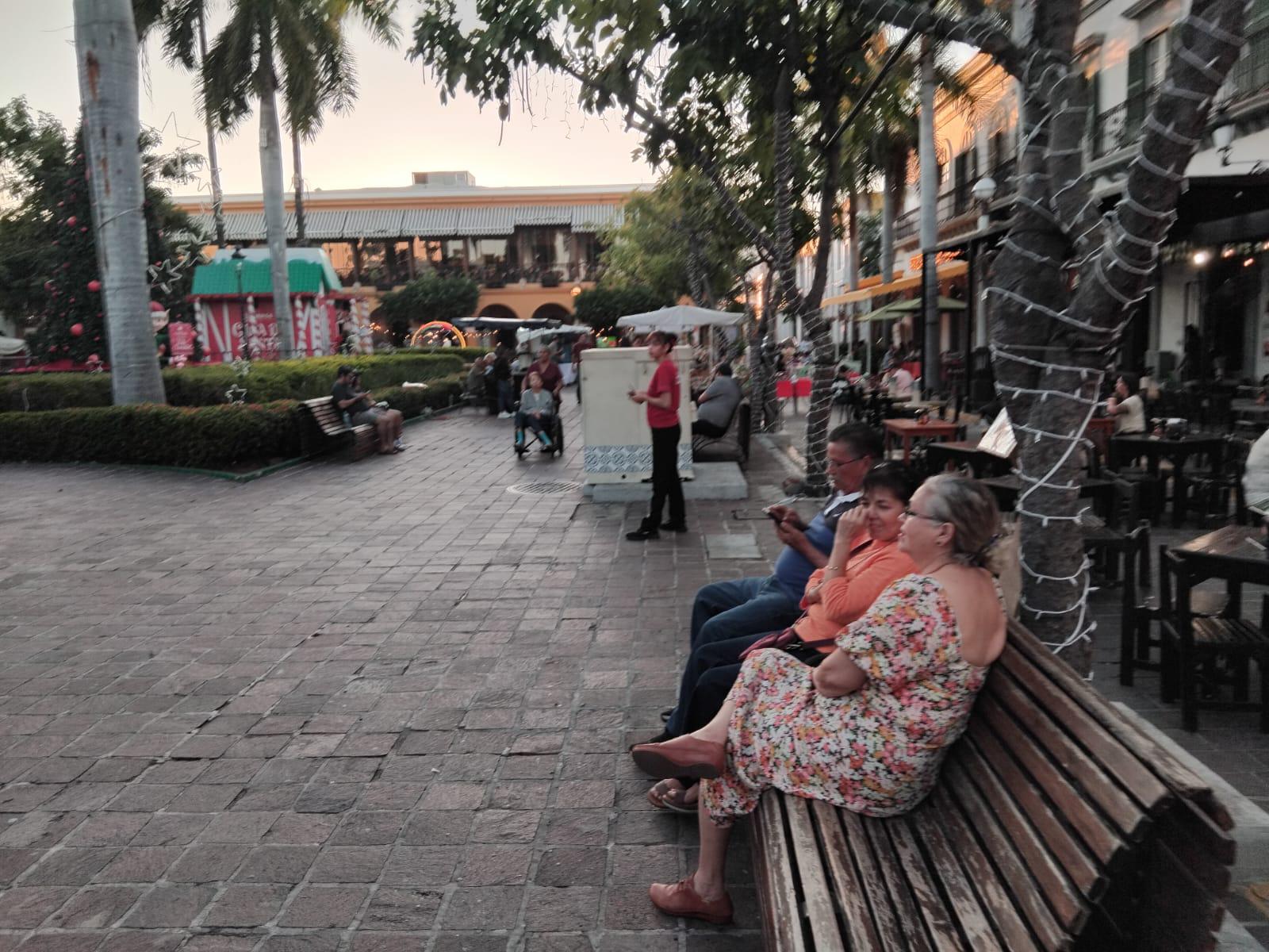 $!En Mazatlán, disfrutan decenas de personas de la Plazuela Machado este fin de semana