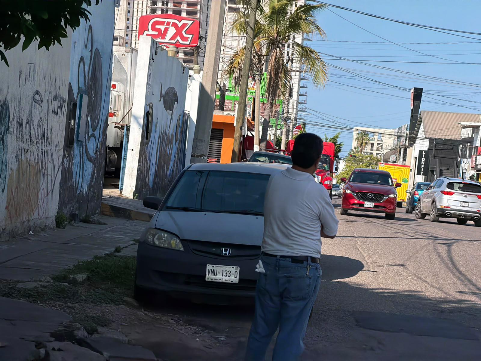 $!Dan banderazo para la foto, pero no inicia reencarpetado en Avenida Río Piaxtla y Calle Agustín Melgar, en Mazatlán