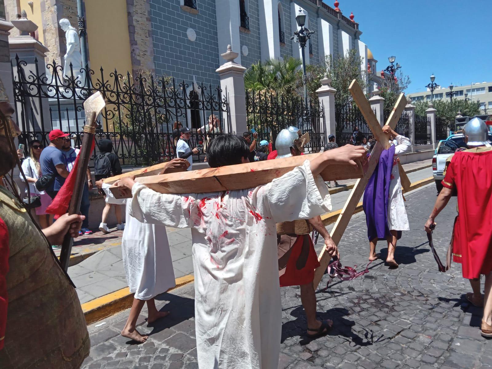 $!Mazatlecos y turistas atestiguan el Viacrucis Viviente en calles del Centro de puerto