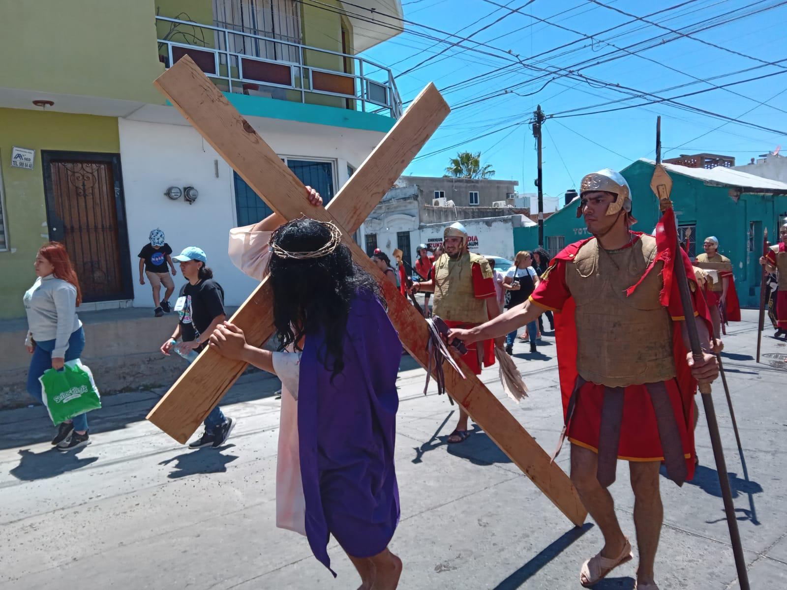 $!Mazatlecos y turistas atestiguan el Viacrucis Viviente en calles del Centro de puerto