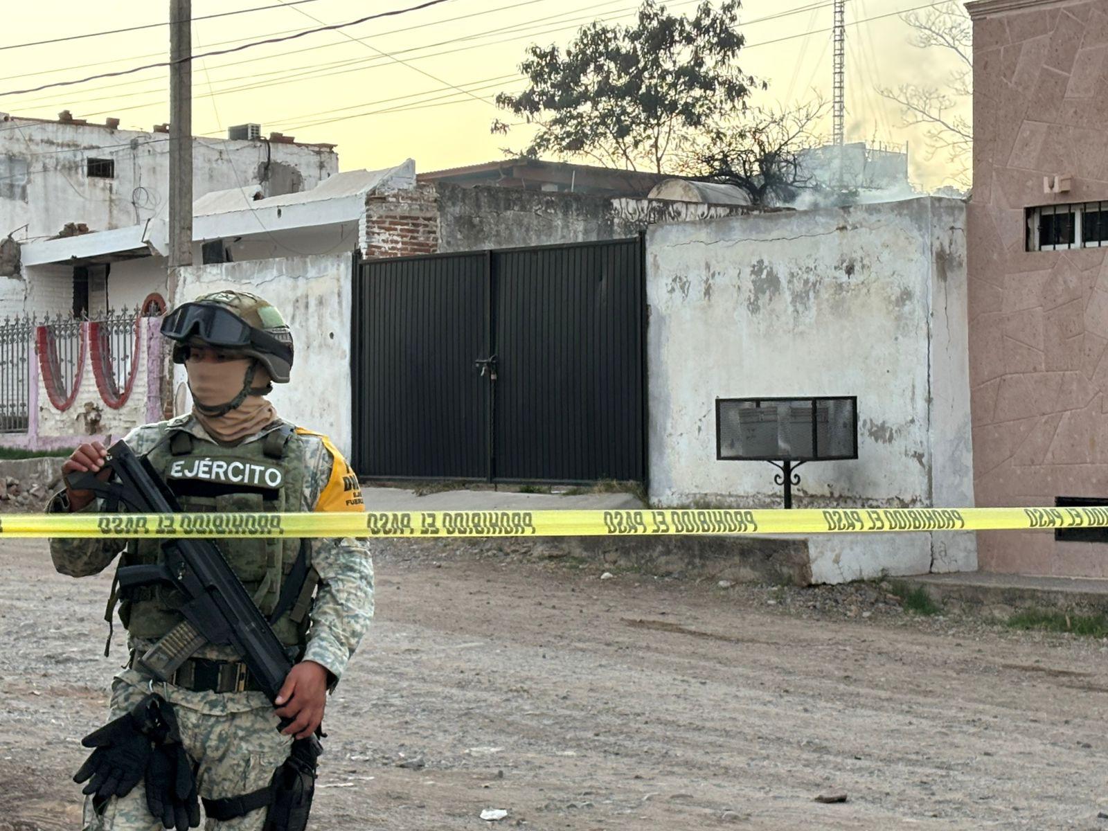 $!Incendian domicilio donde asesinaron a tres personas en la colonia Lázaro Cárdenas, en Culiacán